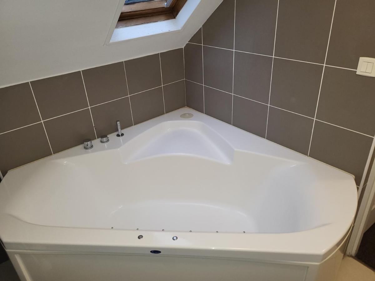 Double Room with Hot Tub - Photo 3