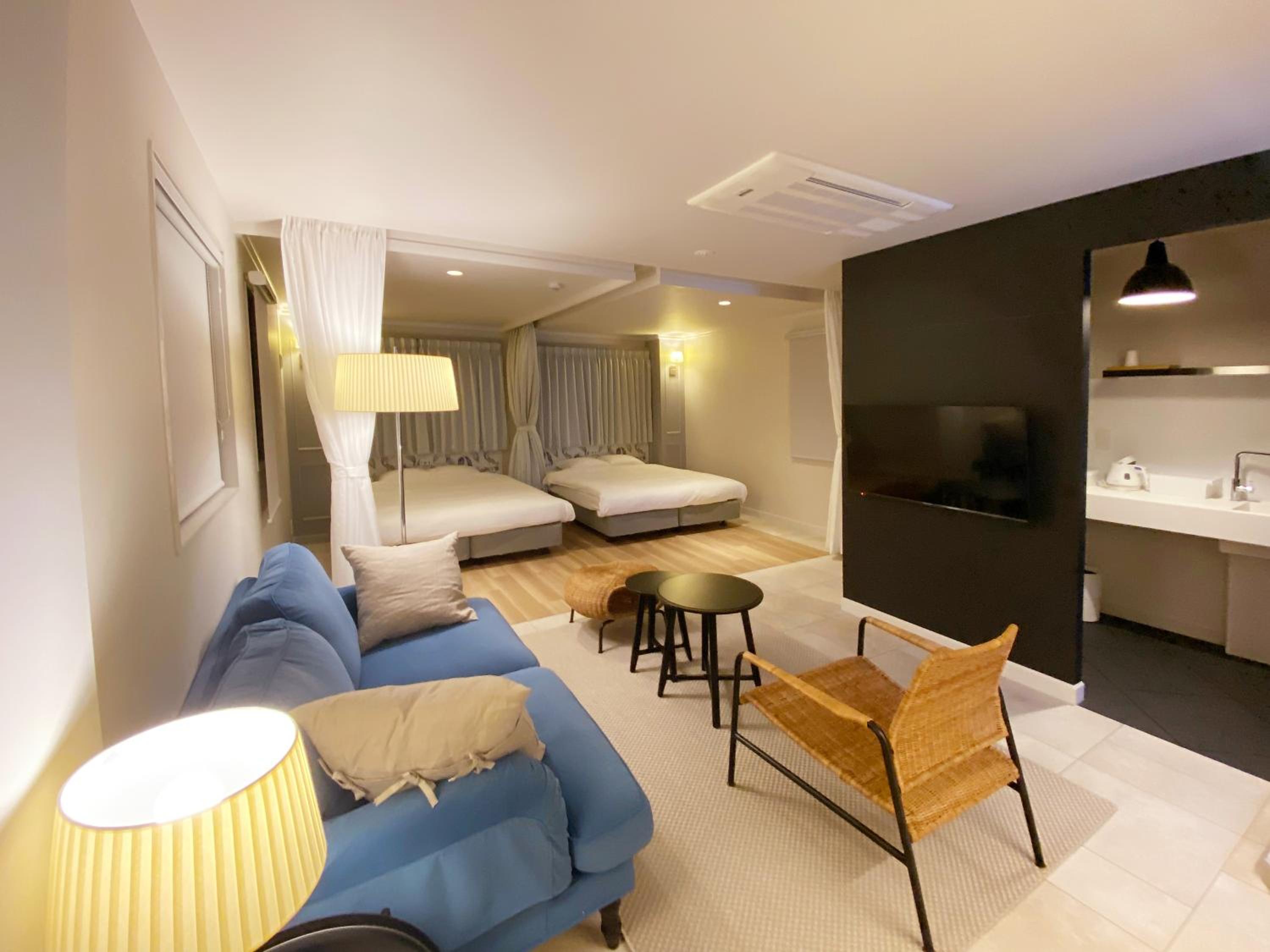 Standard Queen Room with Two Queen Beds - Photo 4
