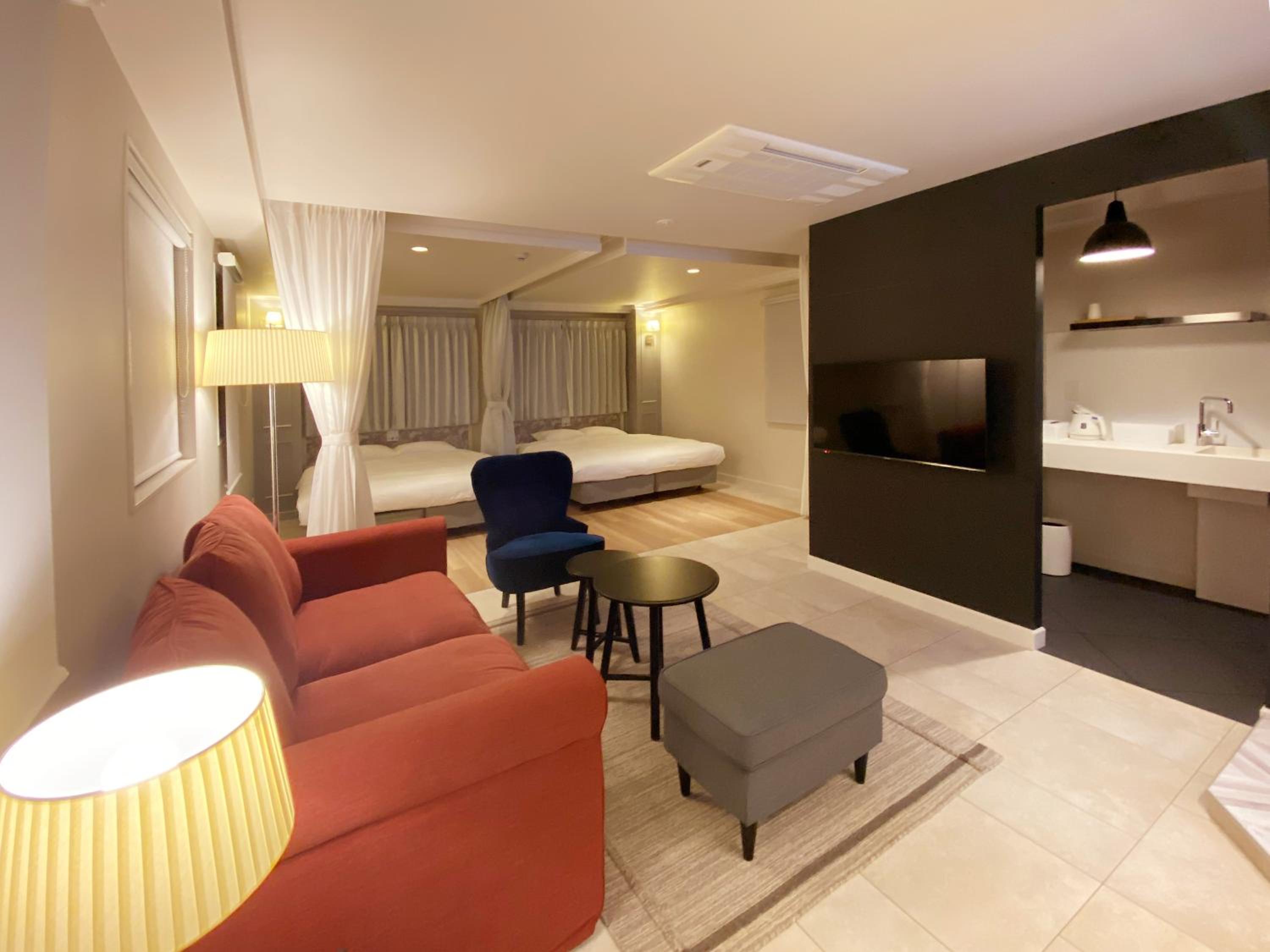 Standard Queen Room with Two Queen Beds - Photo 3