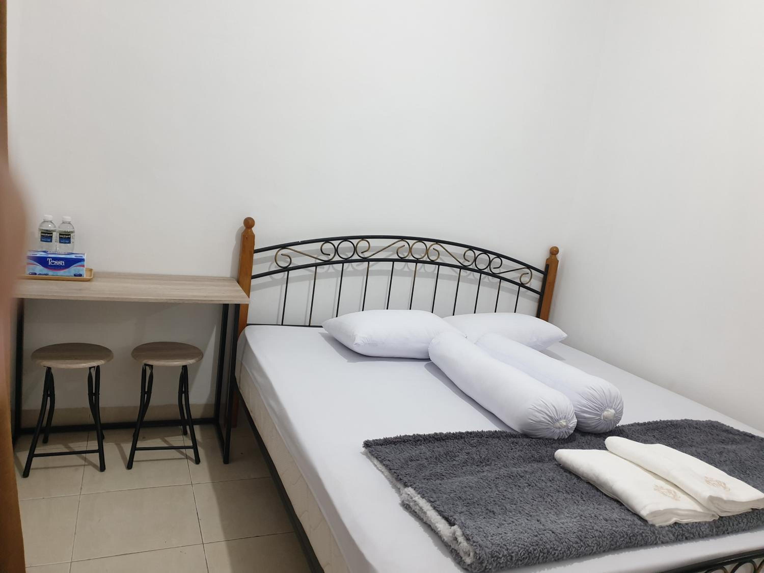 King Room with Balcony - Photo 4