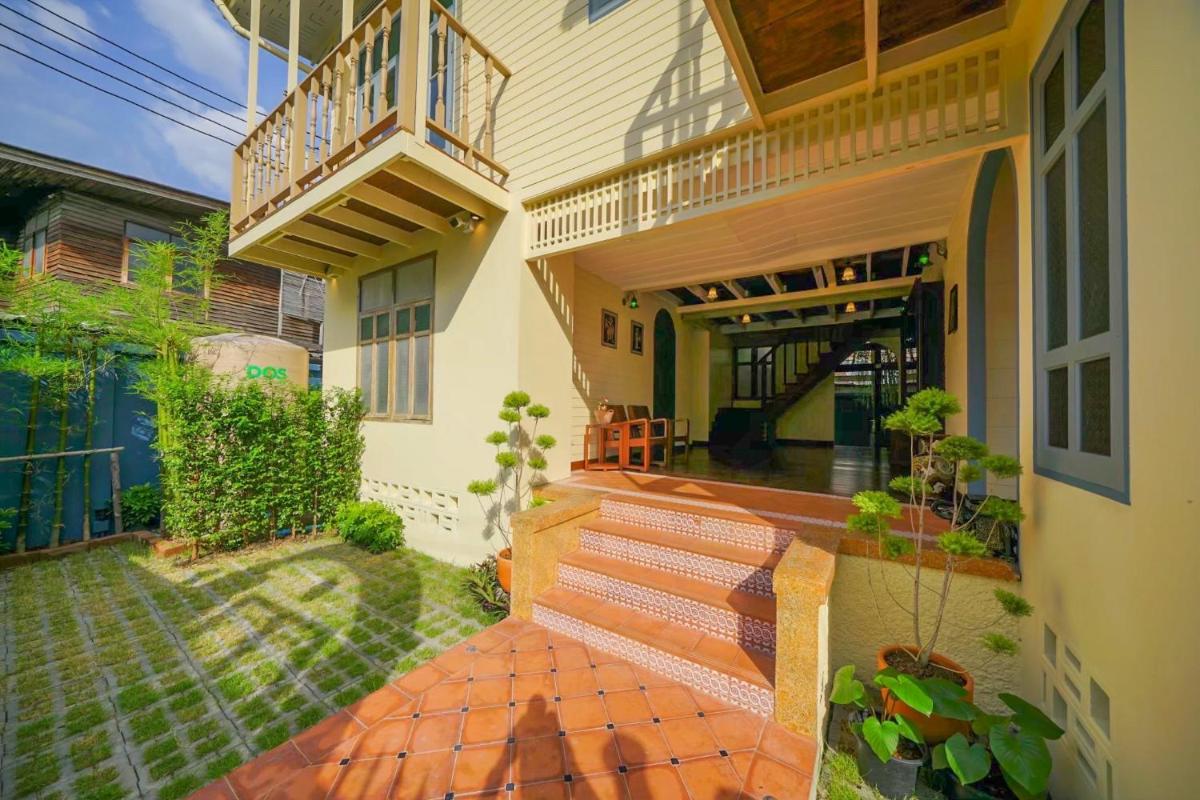 Six-Bedroom House photo 3
