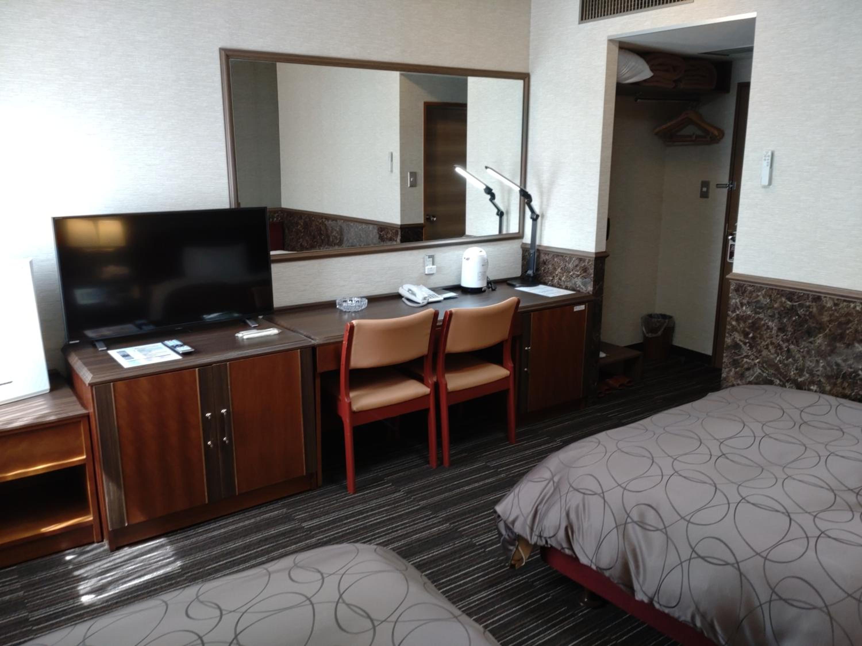 Twin Room - Smoking - Photo 11