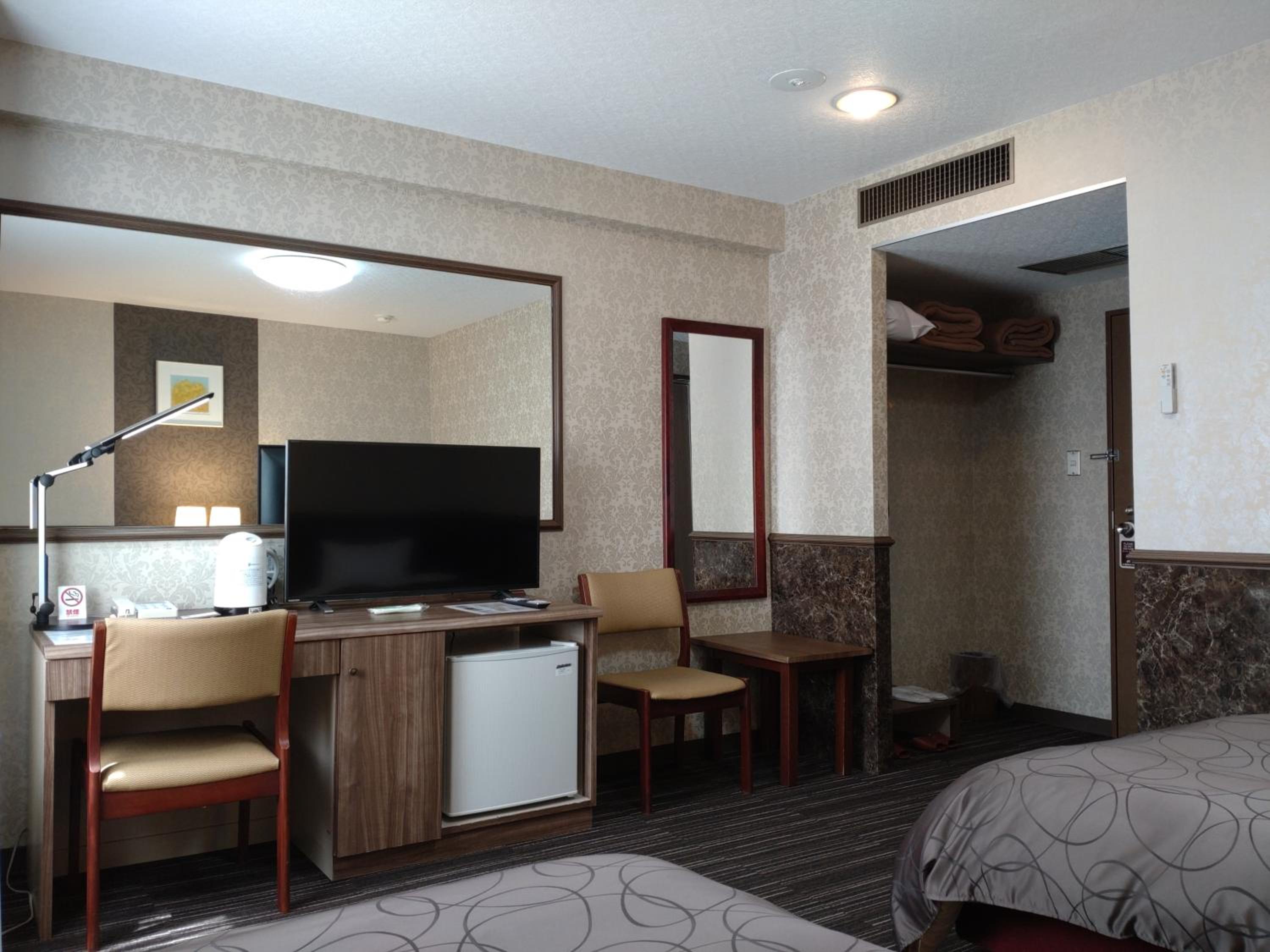 Twin Room - Non-Smoking - Photo 11