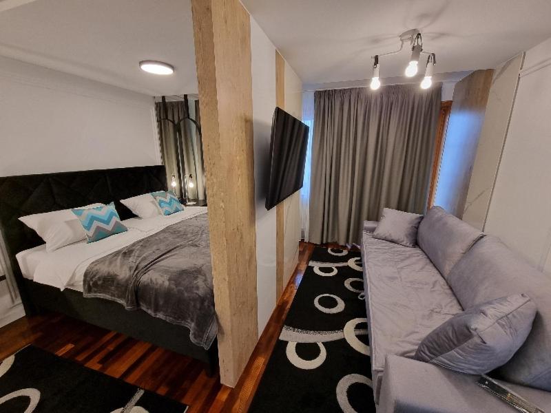 One-Bedroom Apartment photo 1