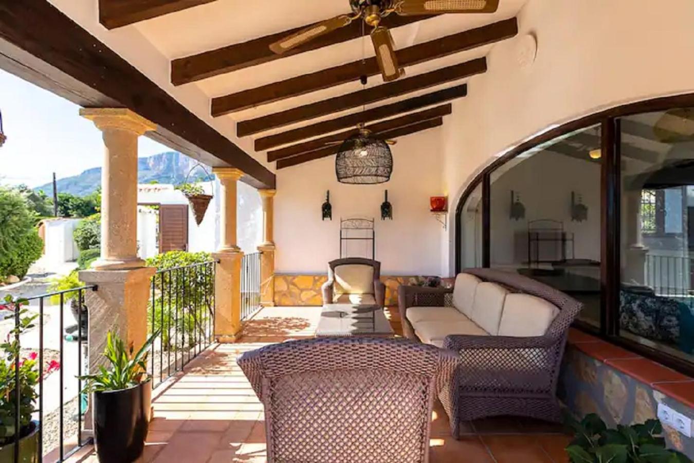 Five-Bedroom House photo 2