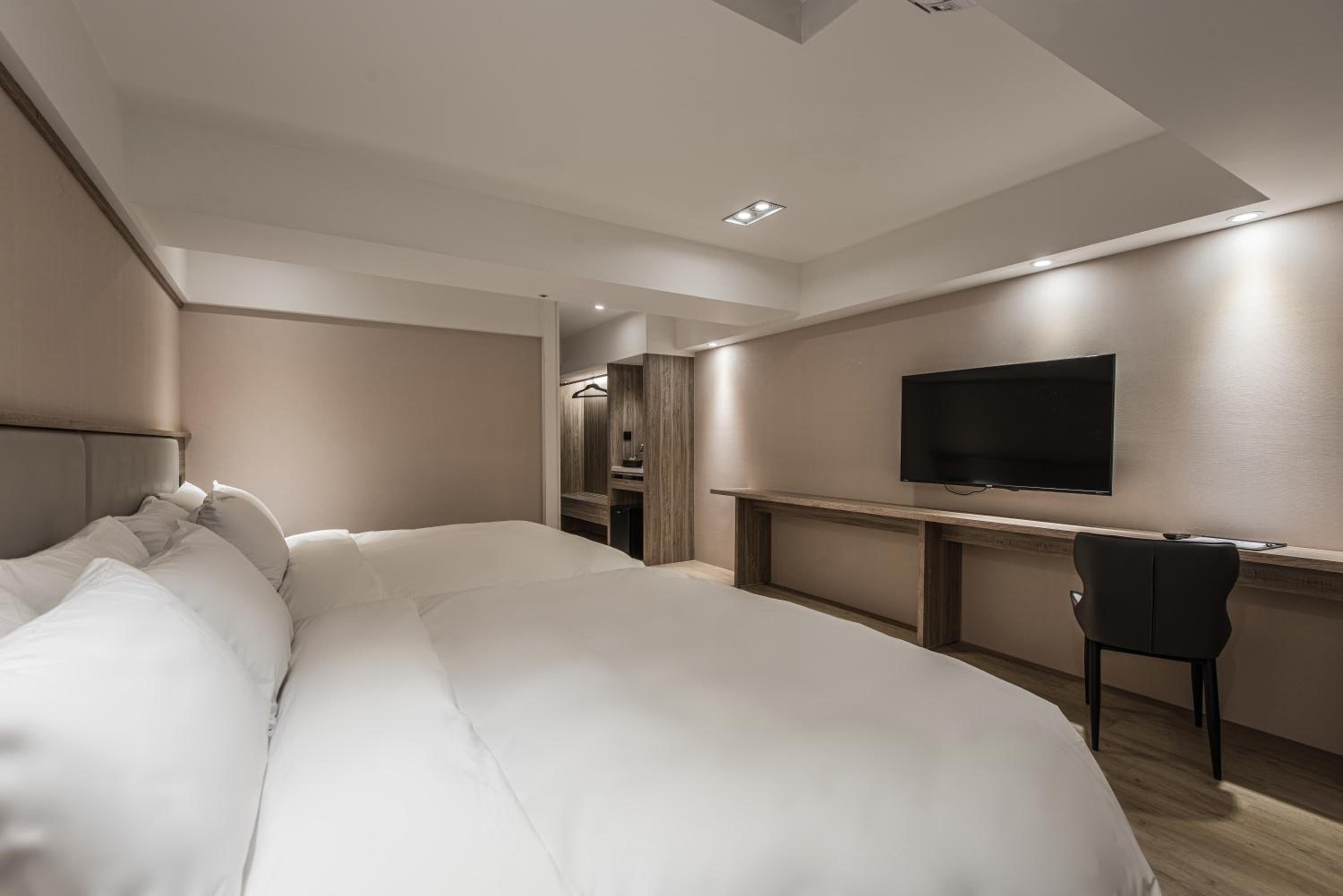 Deluxe Family Room - Photo 13