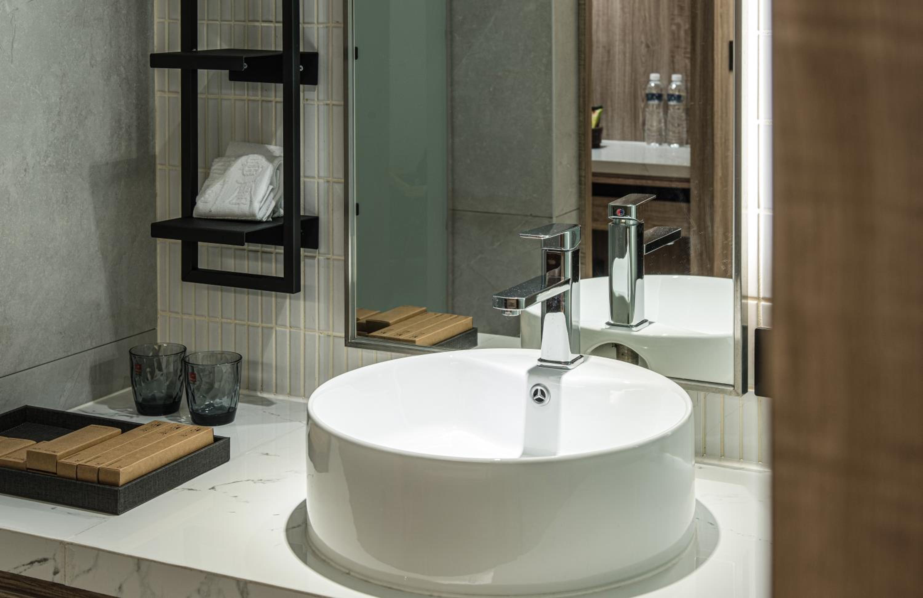 Deluxe Queen Room - Photo 11