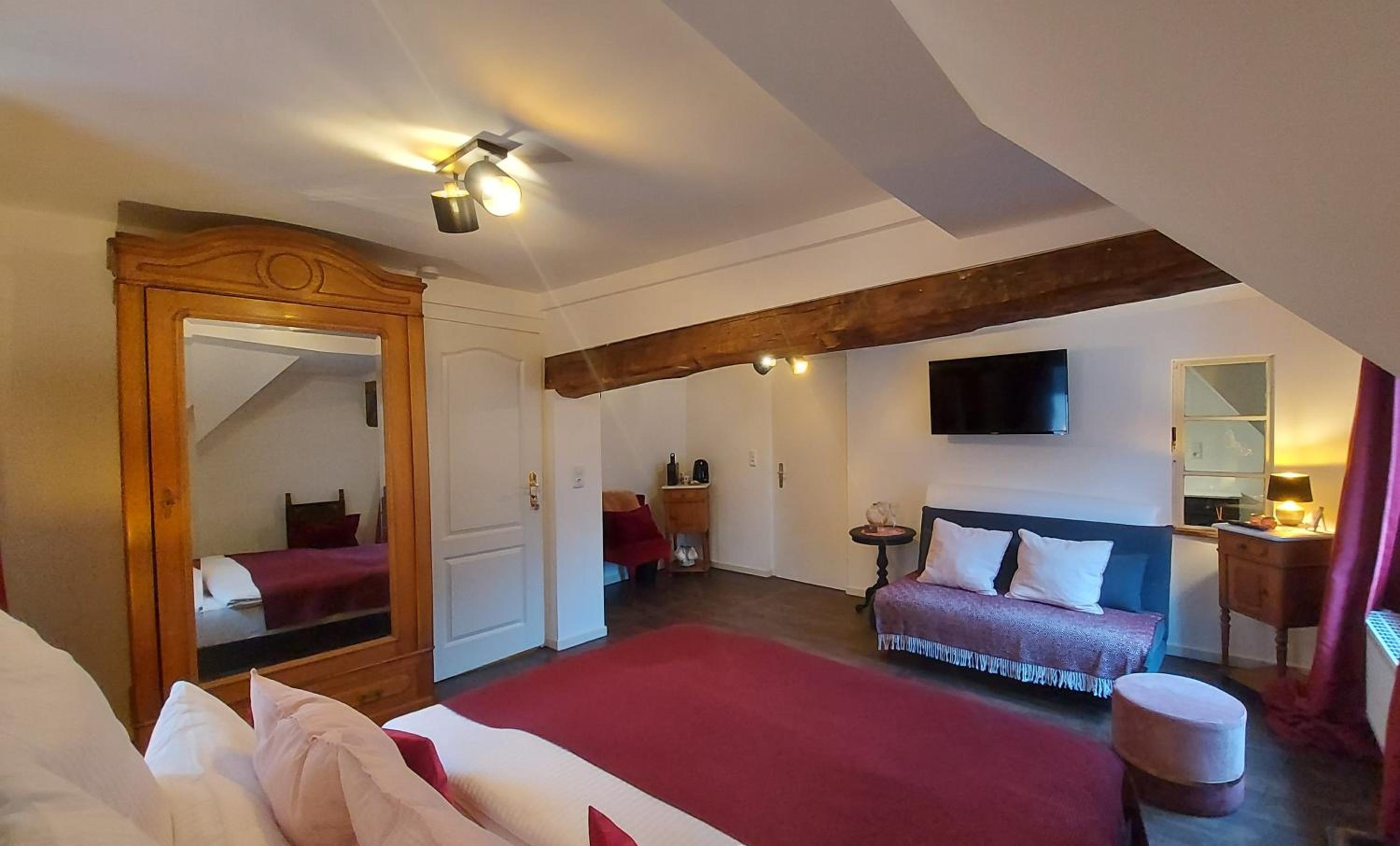 Large Double Room - Photo 1