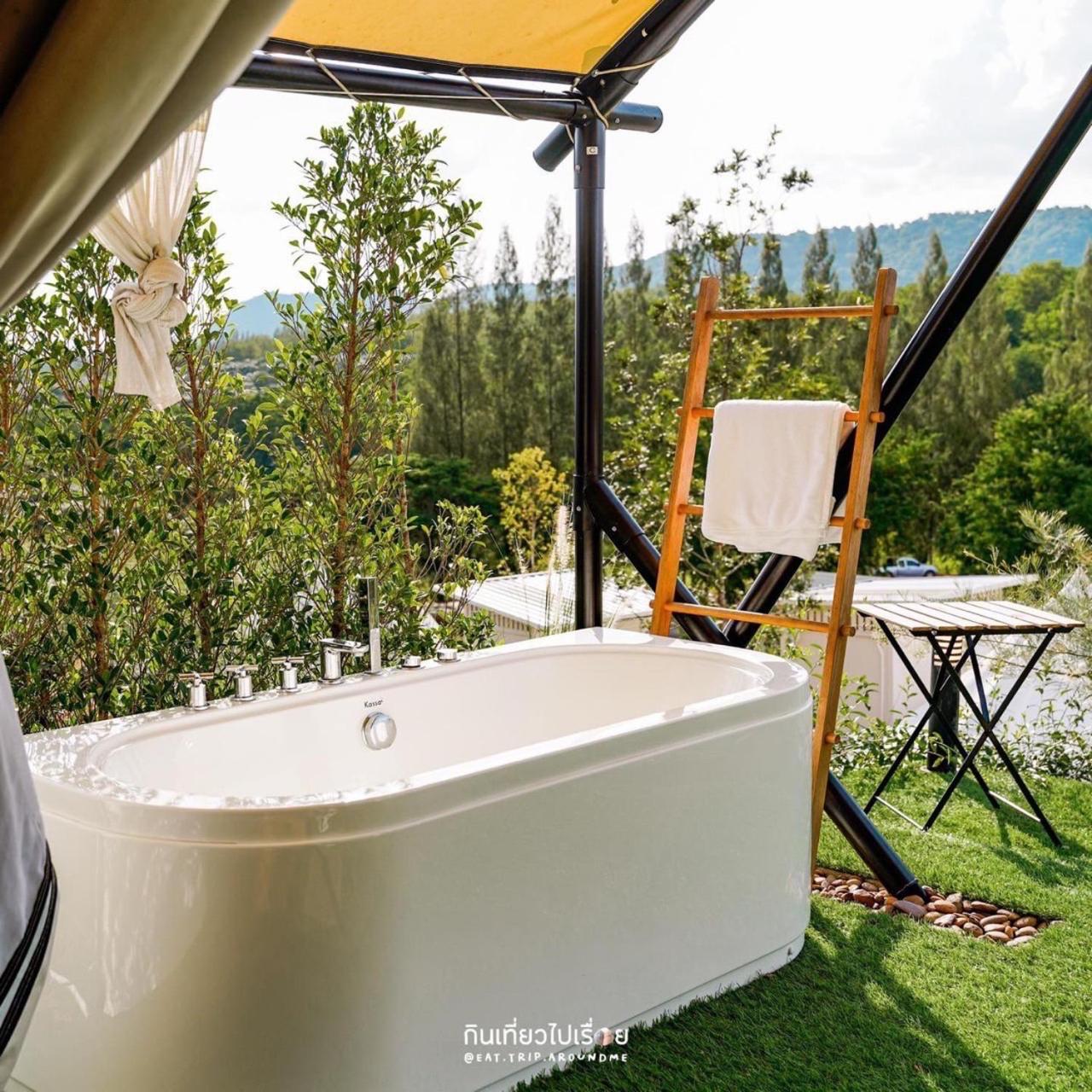 Suite with Hot Tub - Photo 28