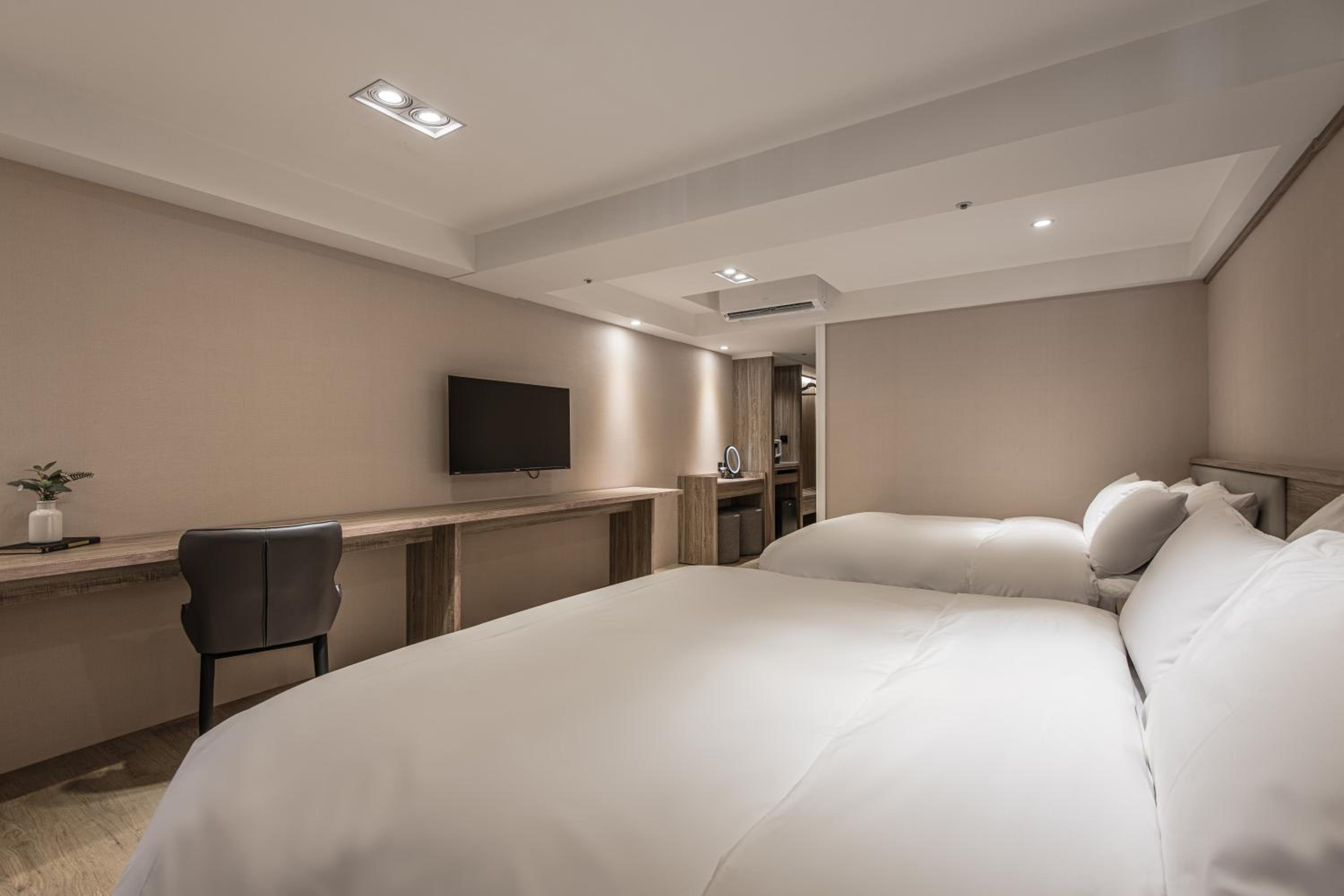 Deluxe Quadruple Room - Photo 11