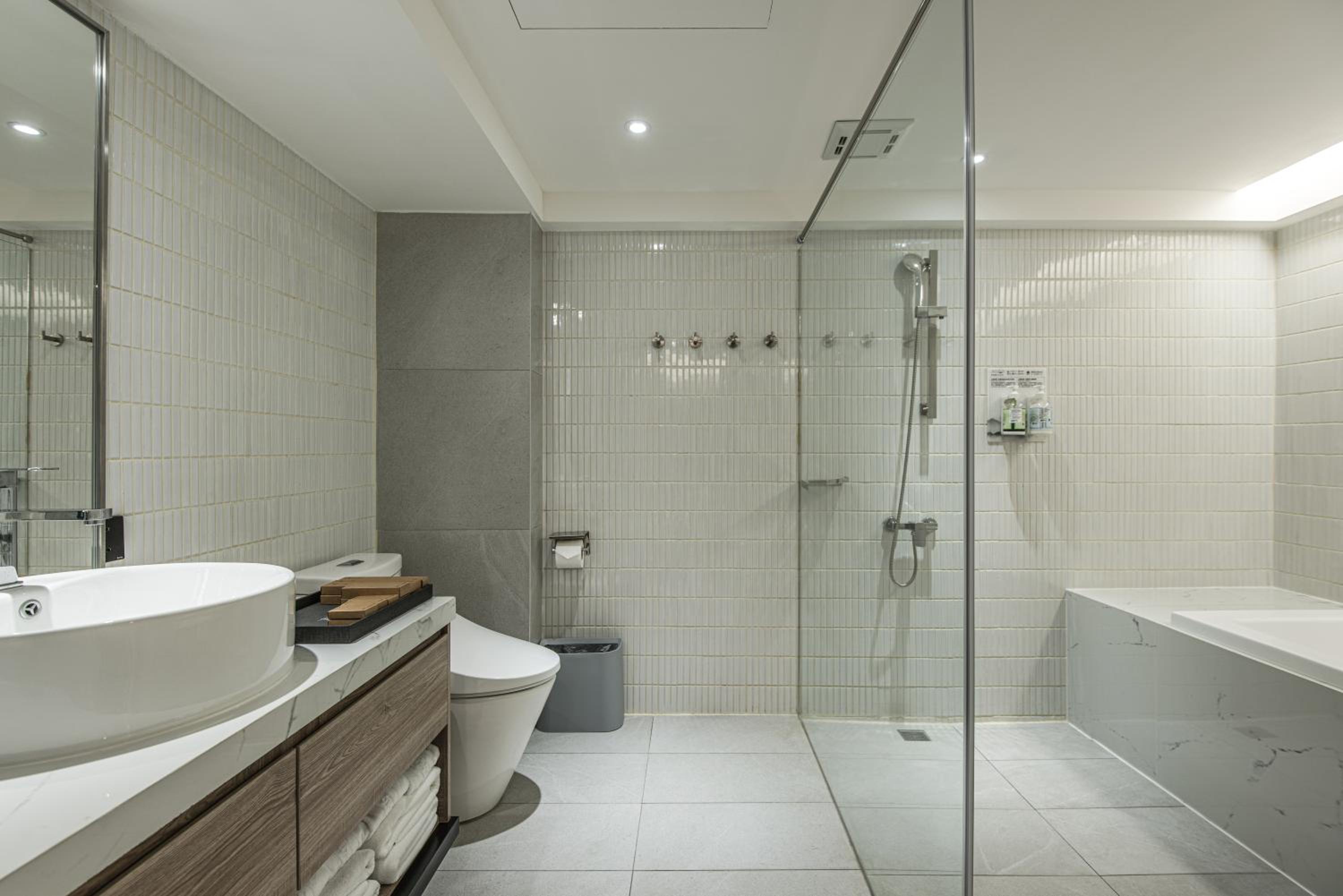 Deluxe Quadruple Room - Photo 3