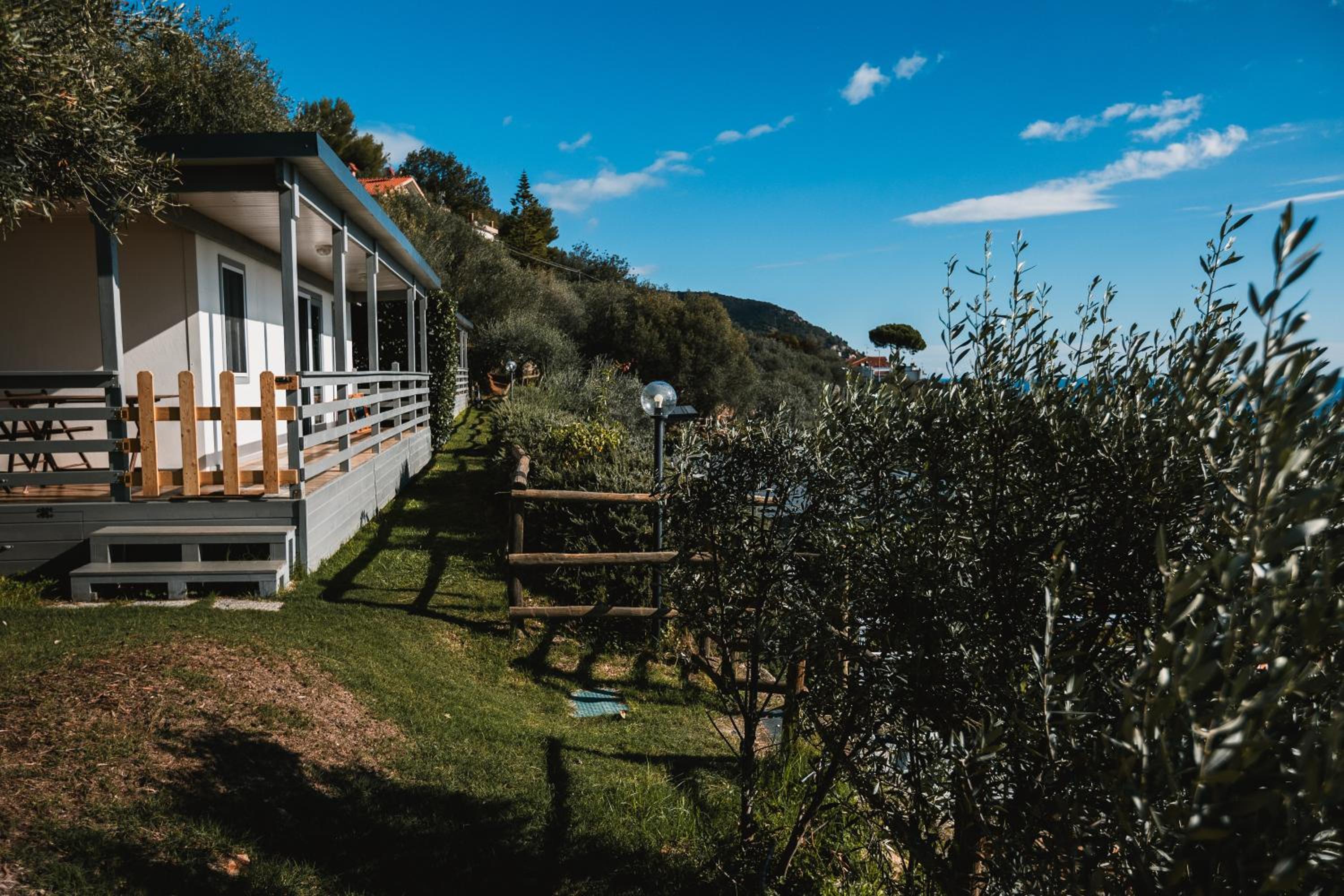 Deluxe Bungalow with Sea View - Photo 2