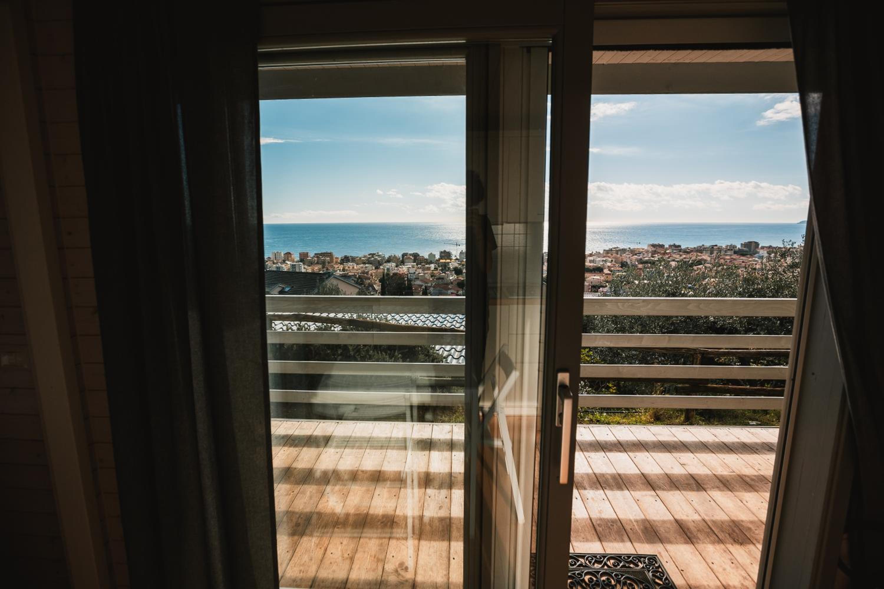 Deluxe Bungalow with Sea View - Photo 3