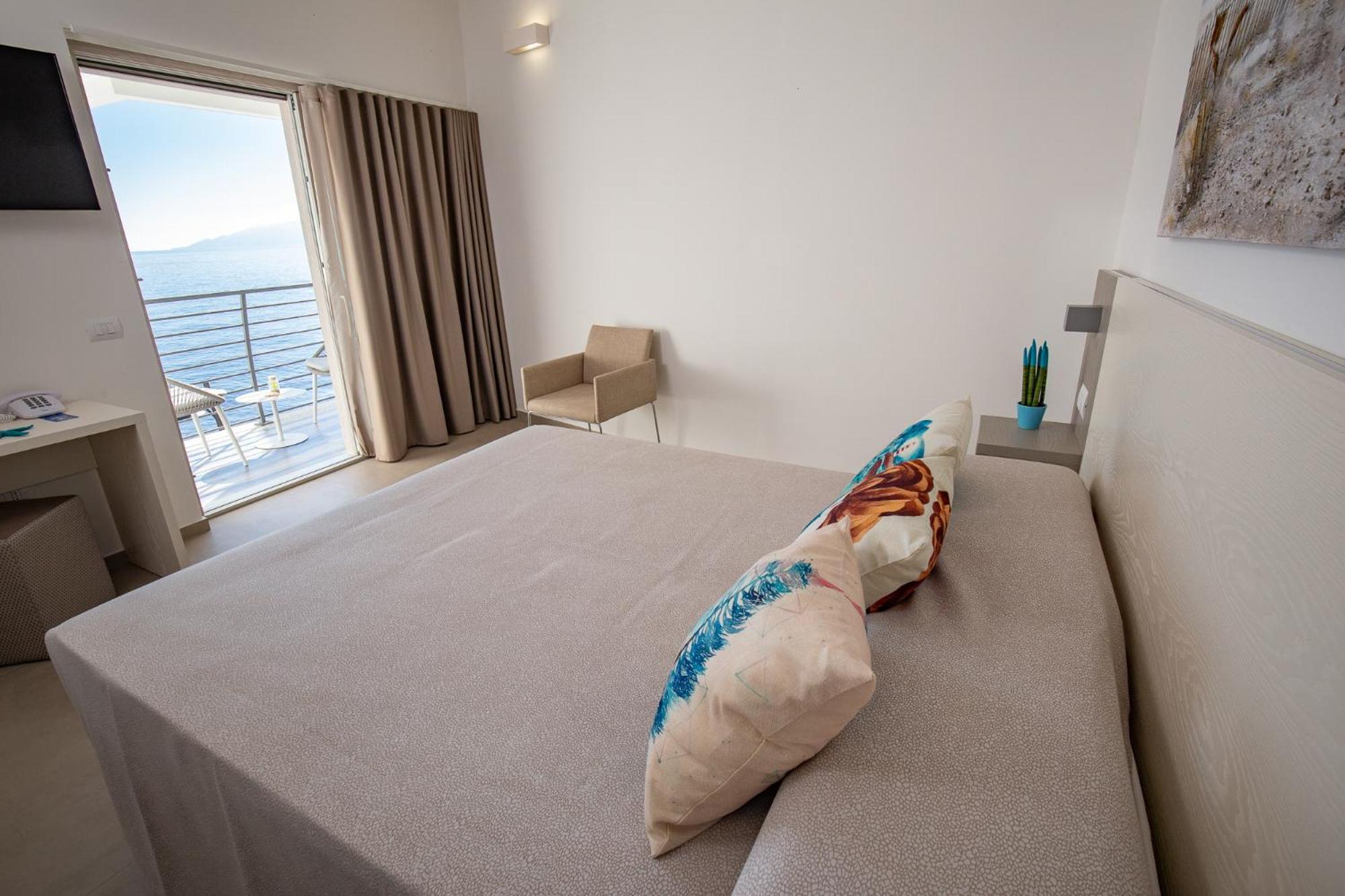 Double or Twin Room with Sea View