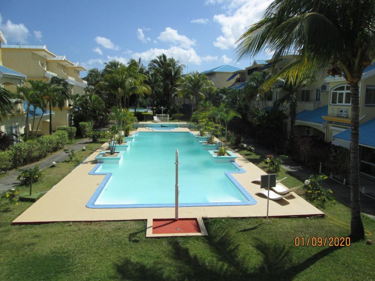 Apartment with Pool View