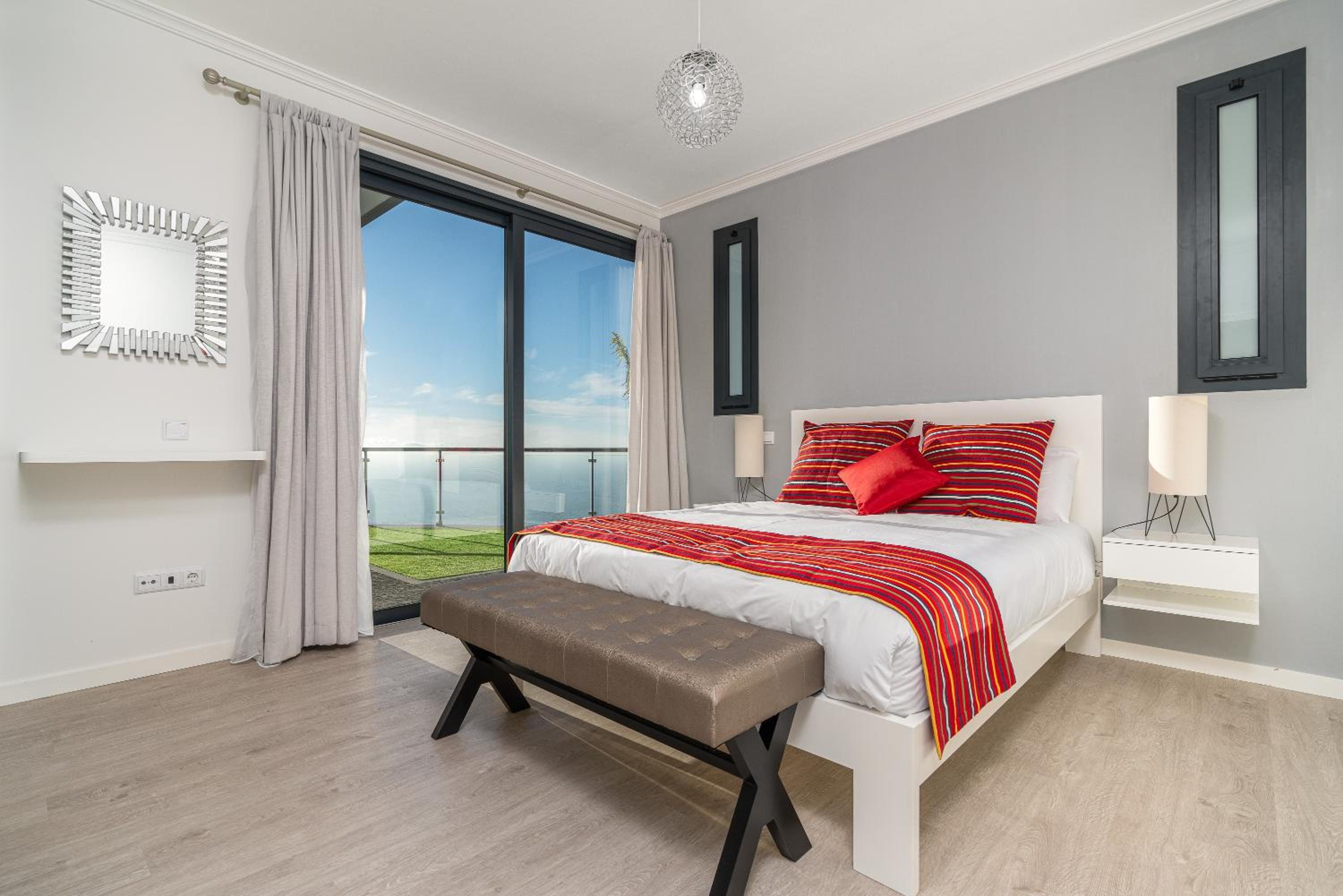 Deluxe Two-Bedroom Villa with Sea View photo 3