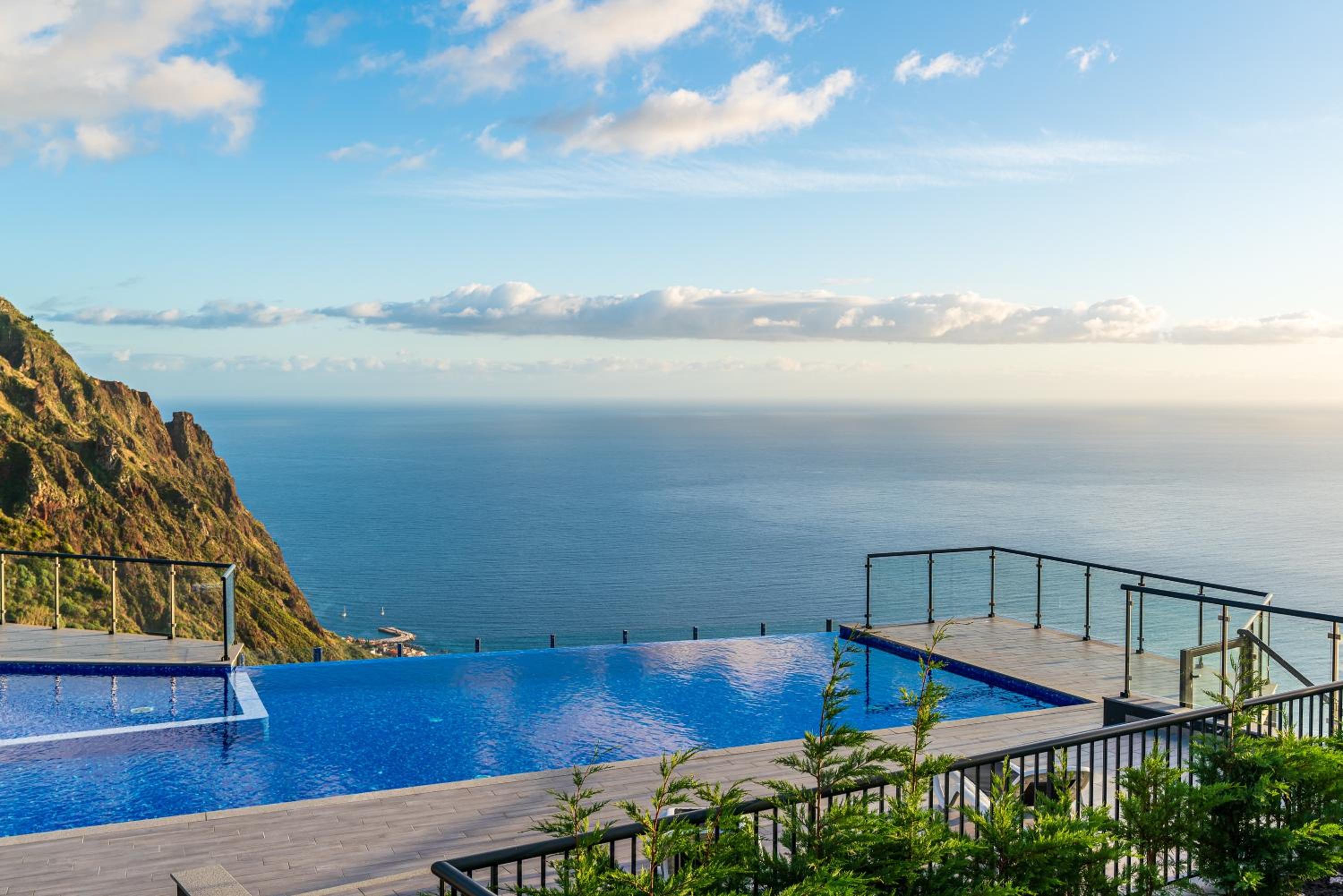 Deluxe Two-Bedroom Villa with Sea and Pool View photo 2