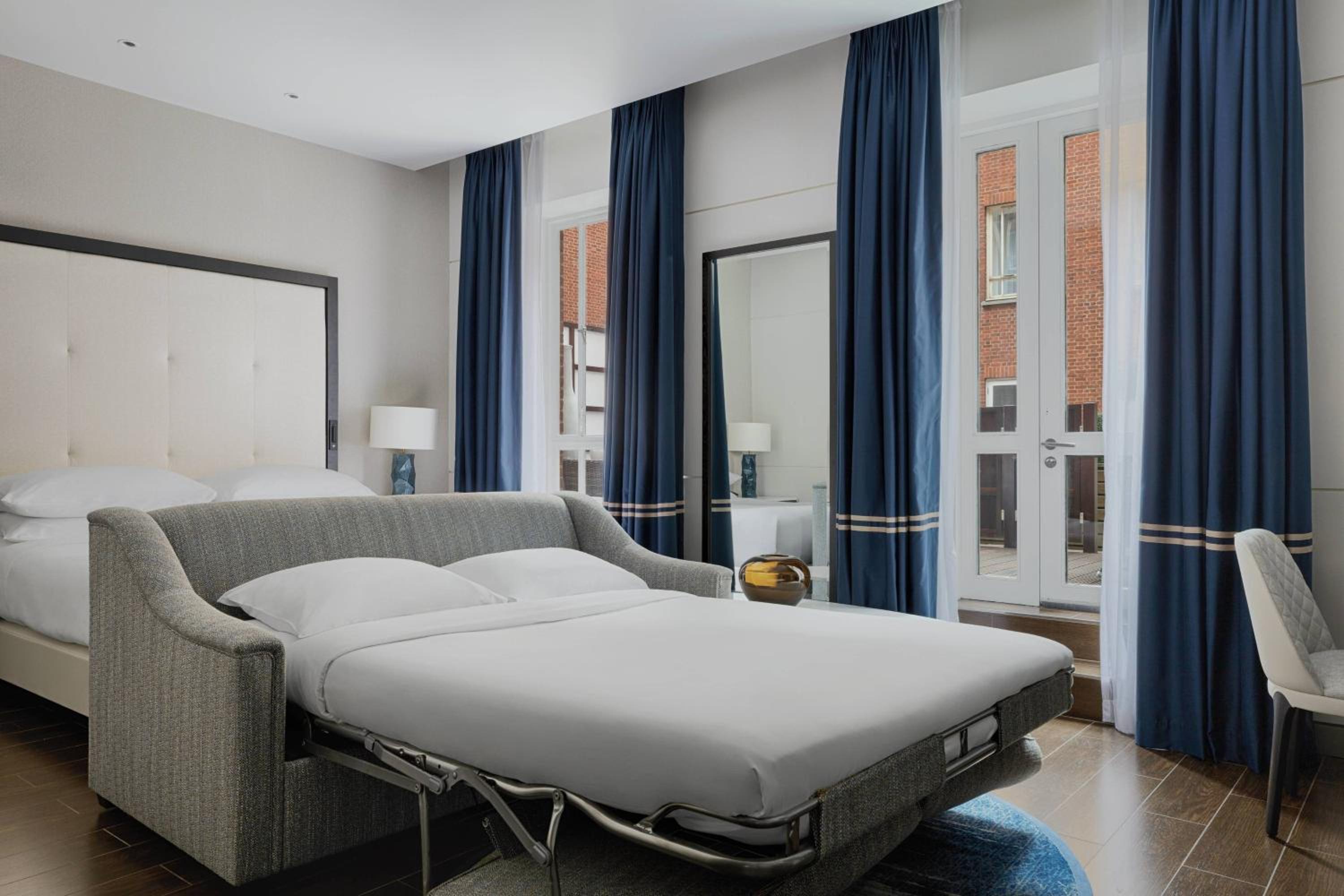 Balcony Suite with Executive Lounge Access thumbnail 6