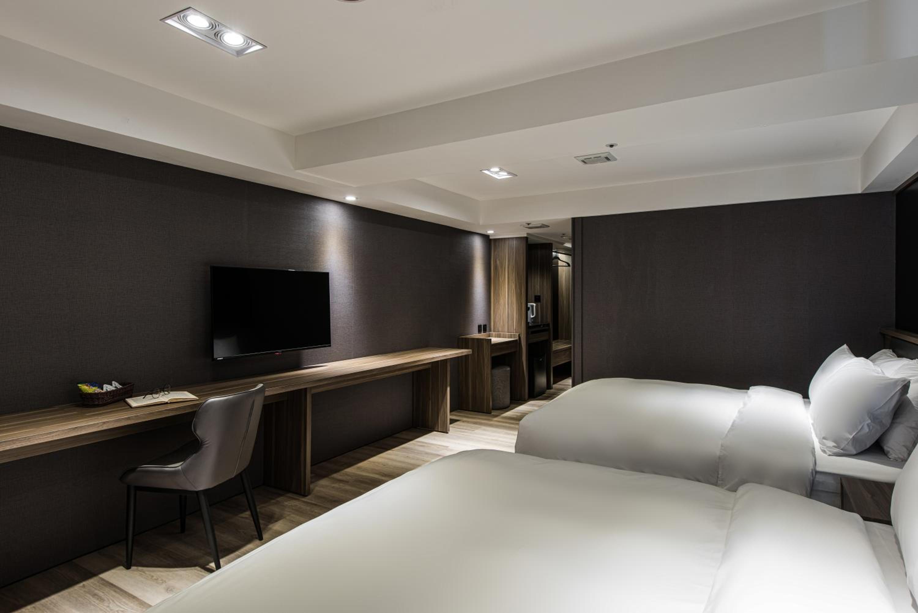 Deluxe Quadruple Room - Photo 9