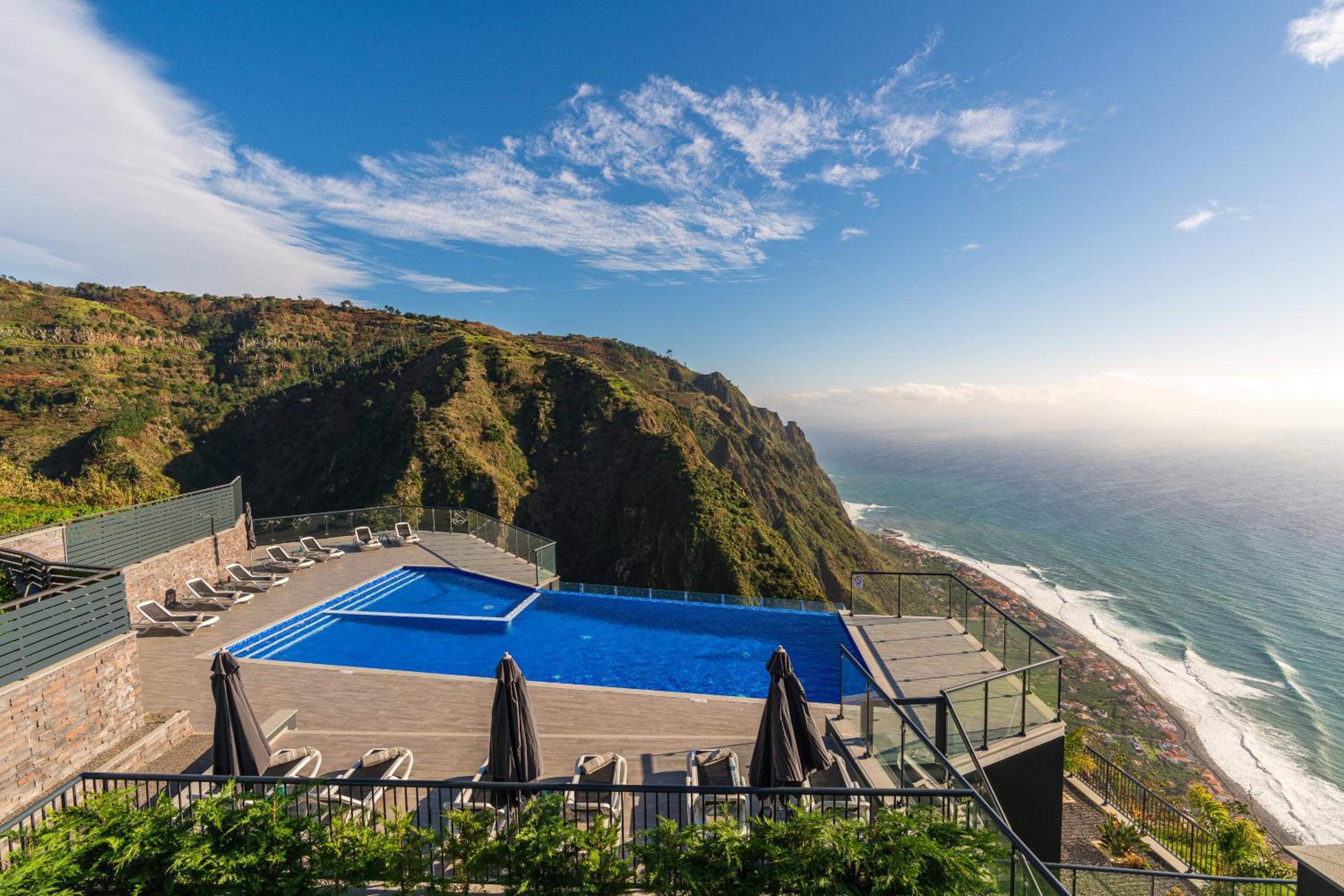 Deluxe Two-Bedroom Villa with Sea and Pool View photo 3