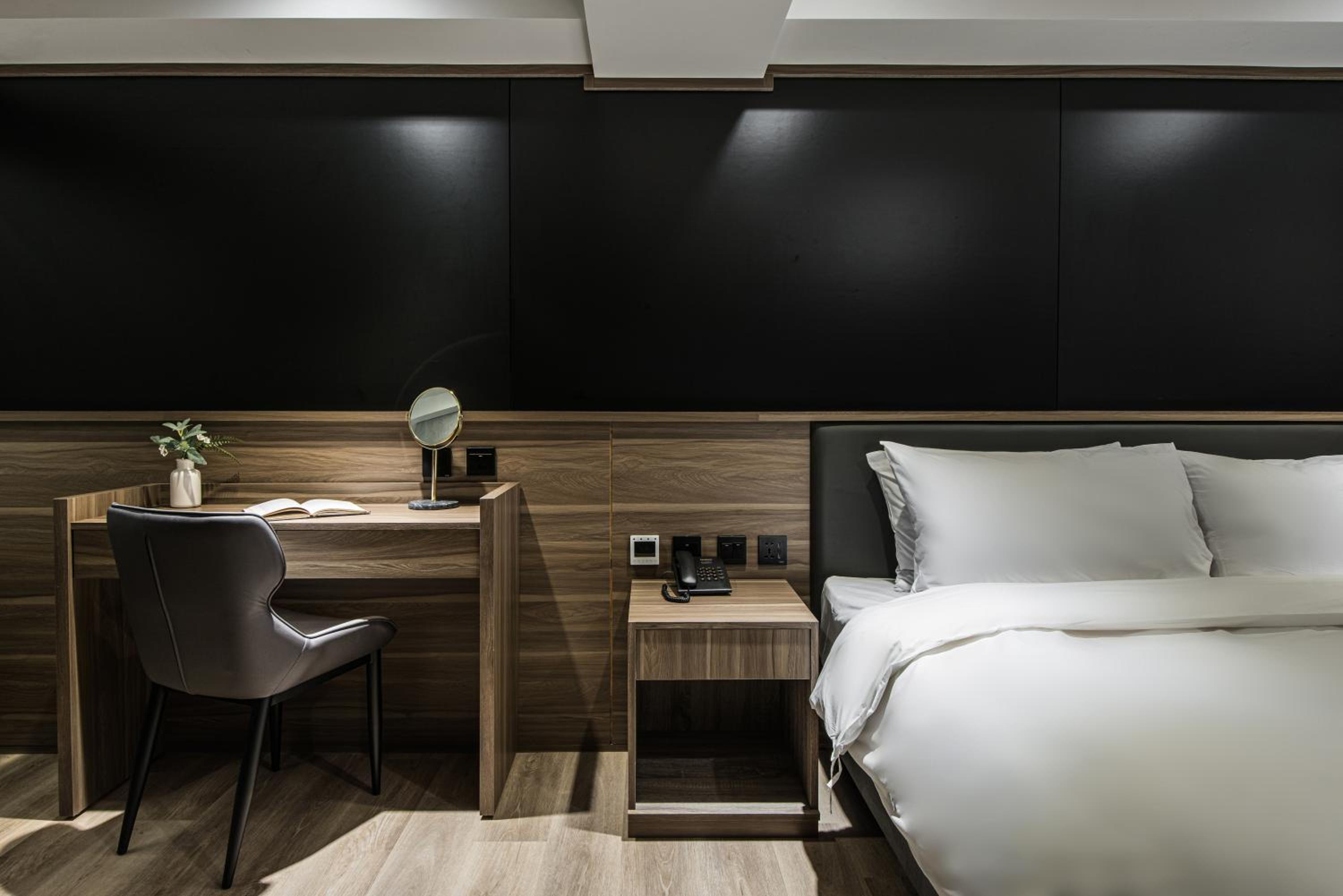 Deluxe Queen Room - Photo 11