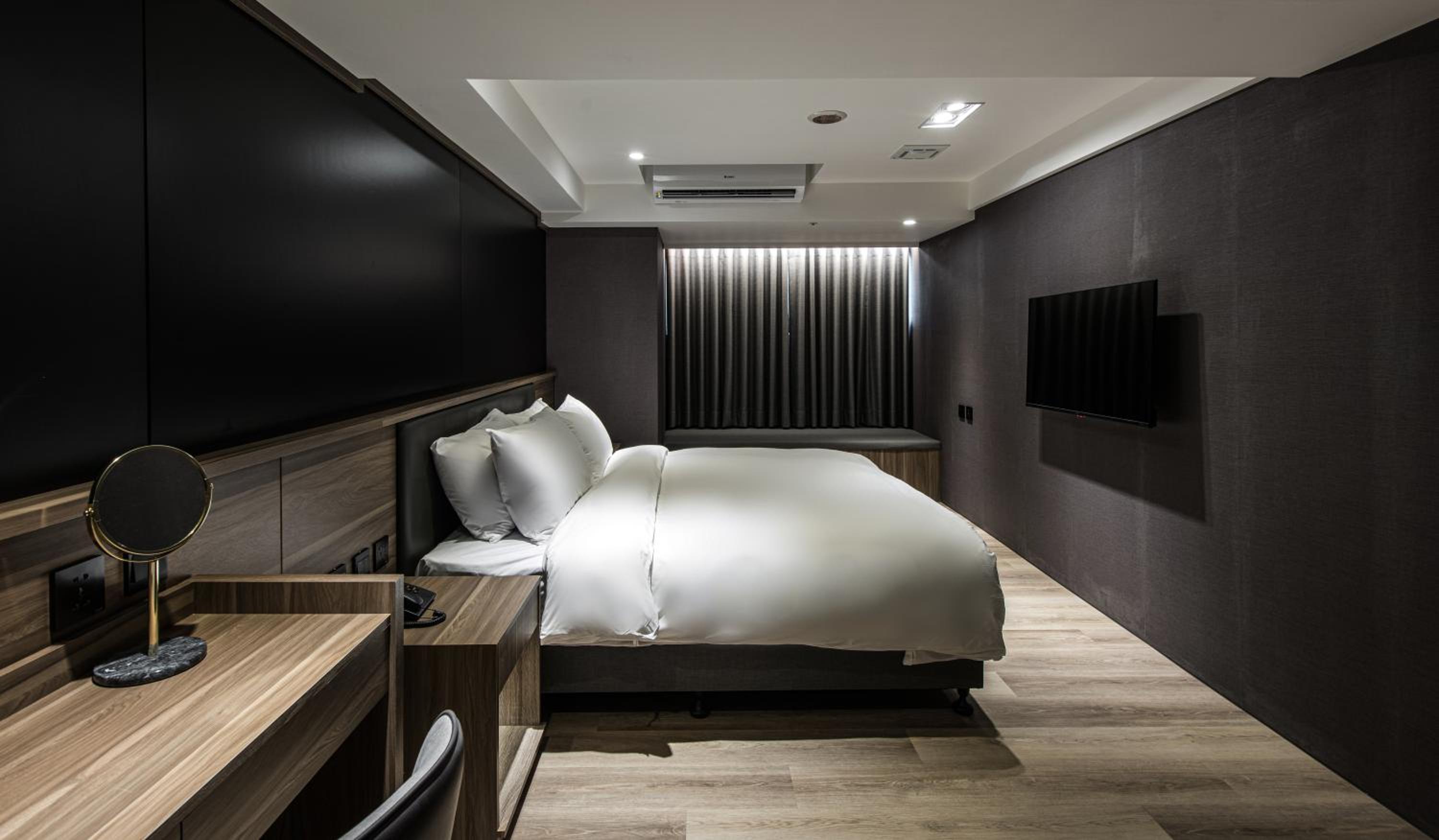 Deluxe Queen Room - Photo 10