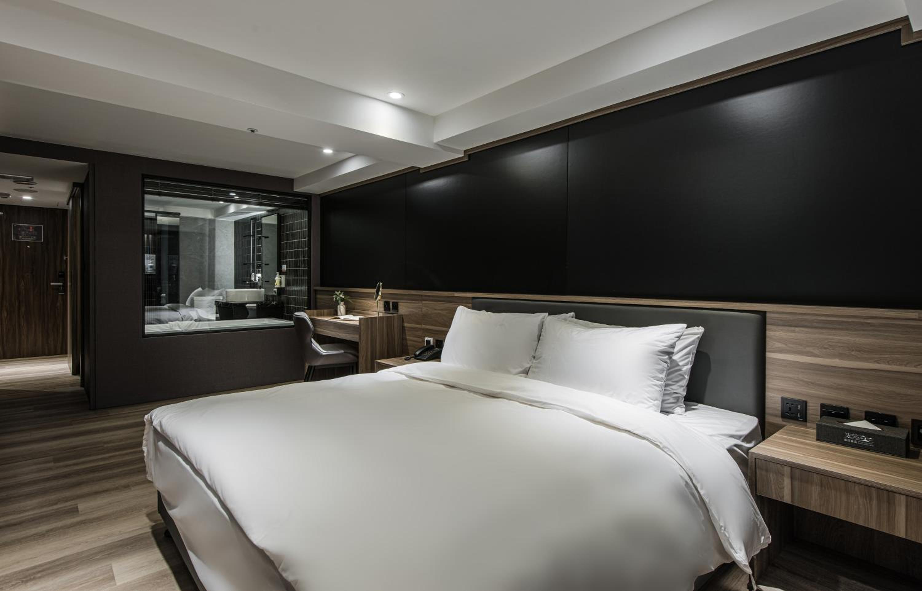 Deluxe Queen Room - Photo 20