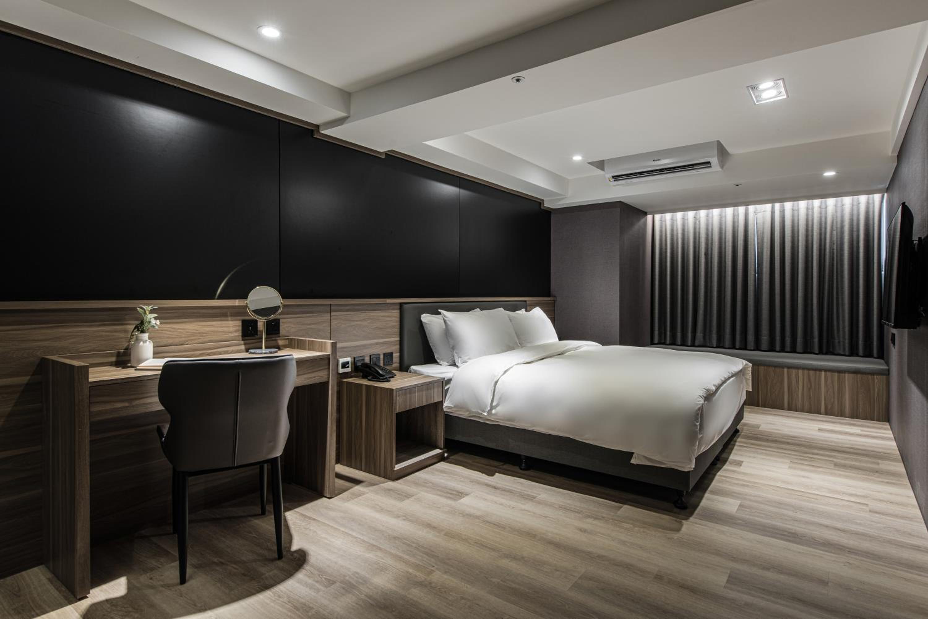 Deluxe Queen Room - Photo 21