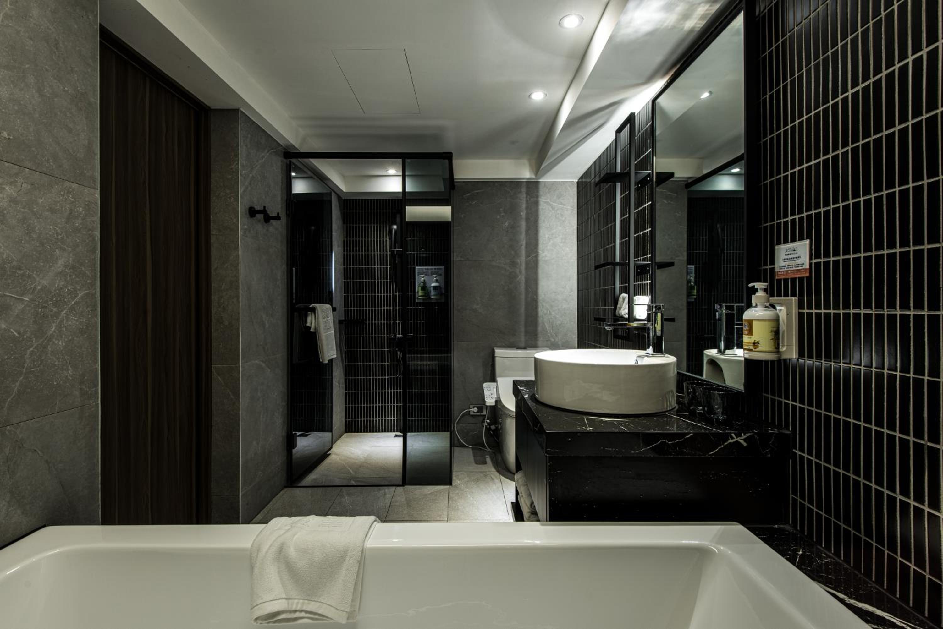 Deluxe Queen Room - Photo 4
