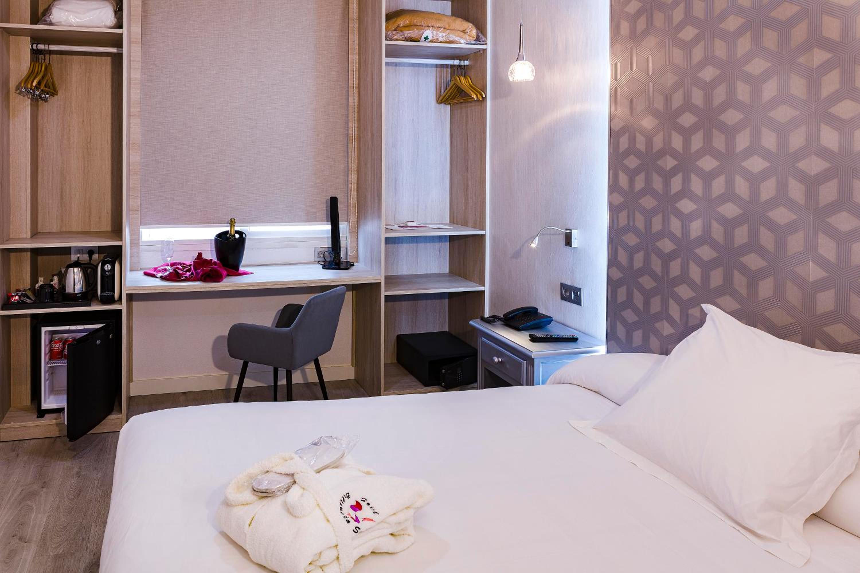 Romantic Offer Deluxe King Room - Photo 11