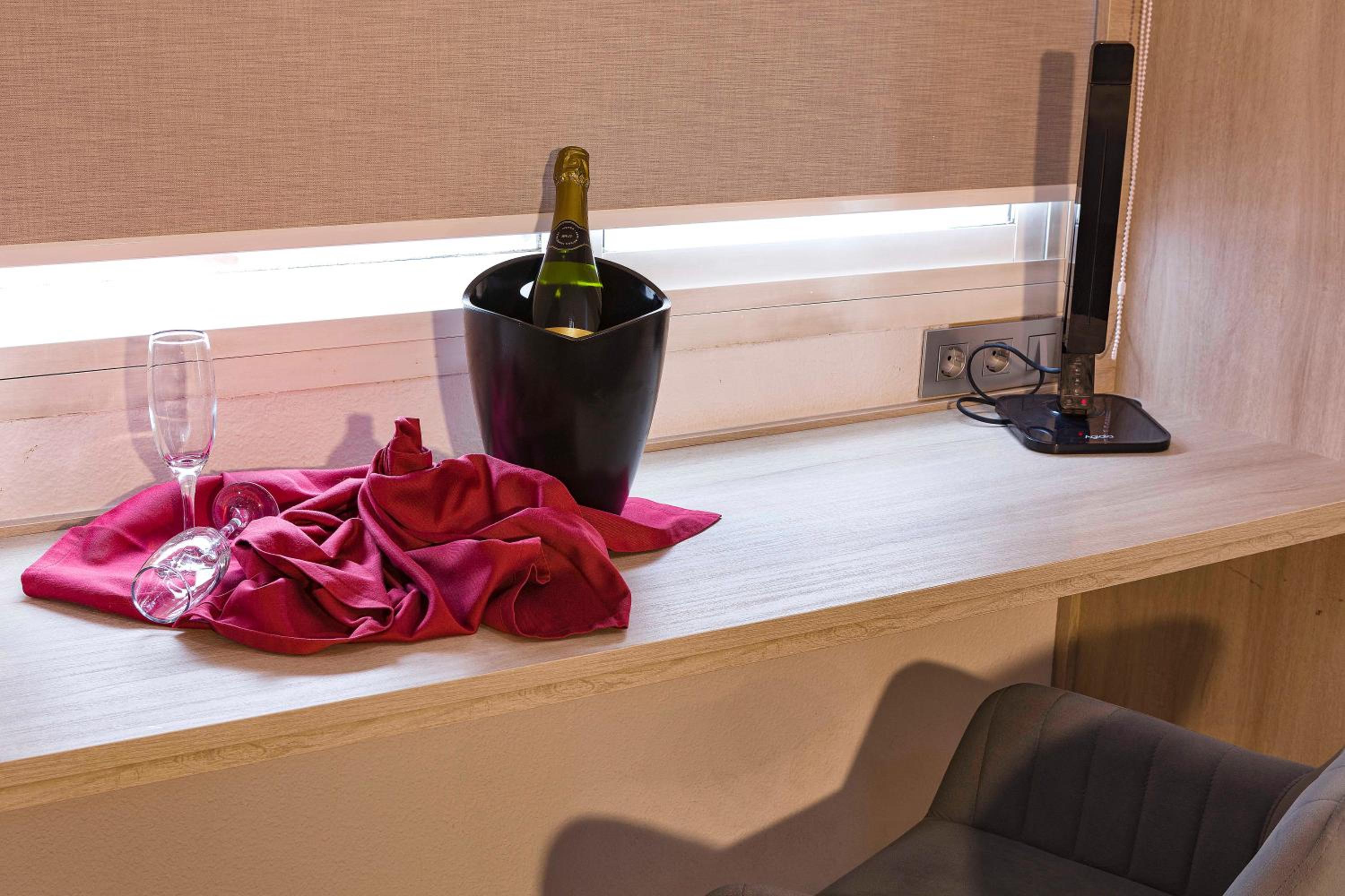 Romantic Offer Deluxe King Room - Photo 12