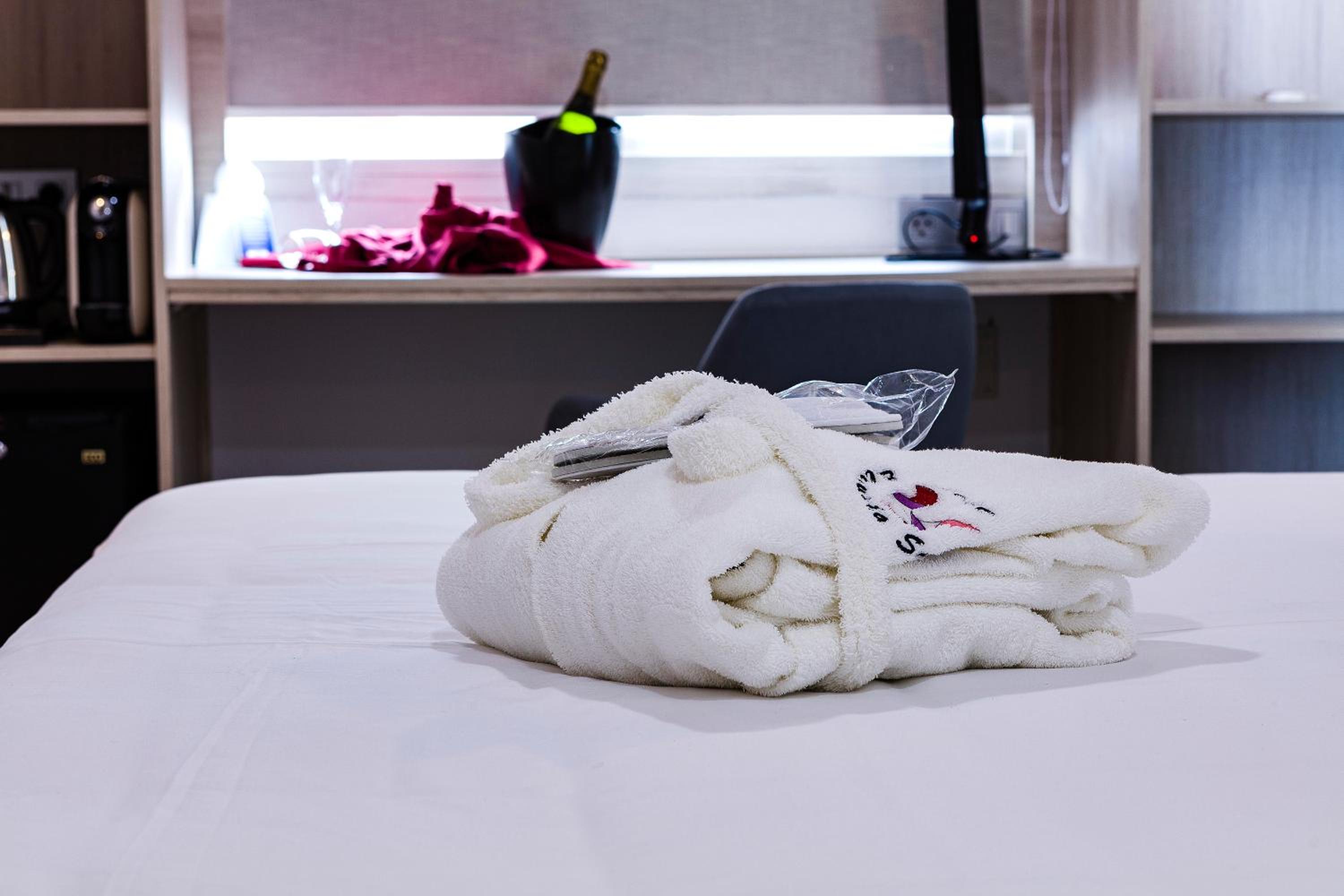 Romantic Offer Deluxe King Room - Photo 2