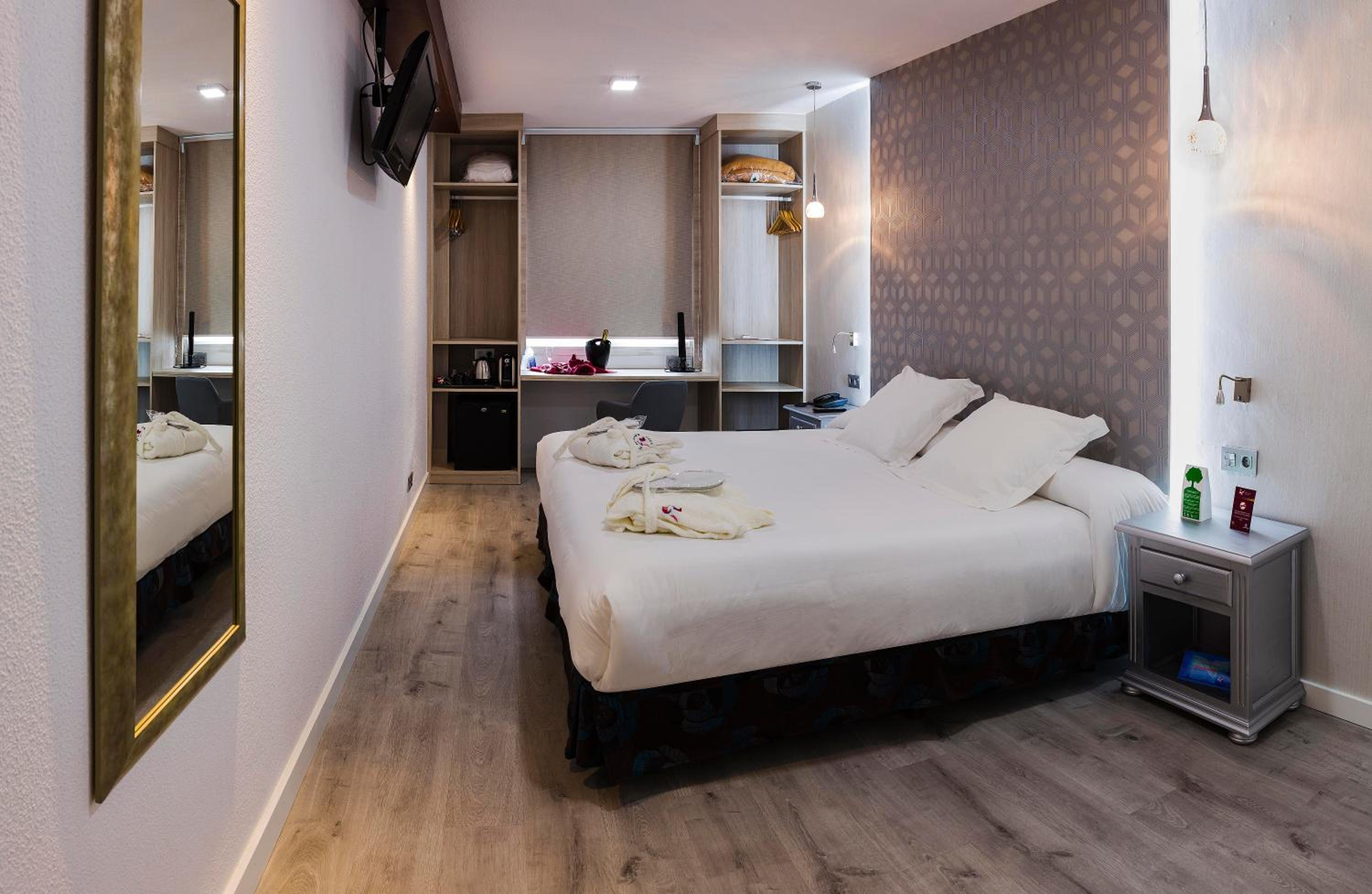 Romantic Offer Deluxe King Room - Photo 10