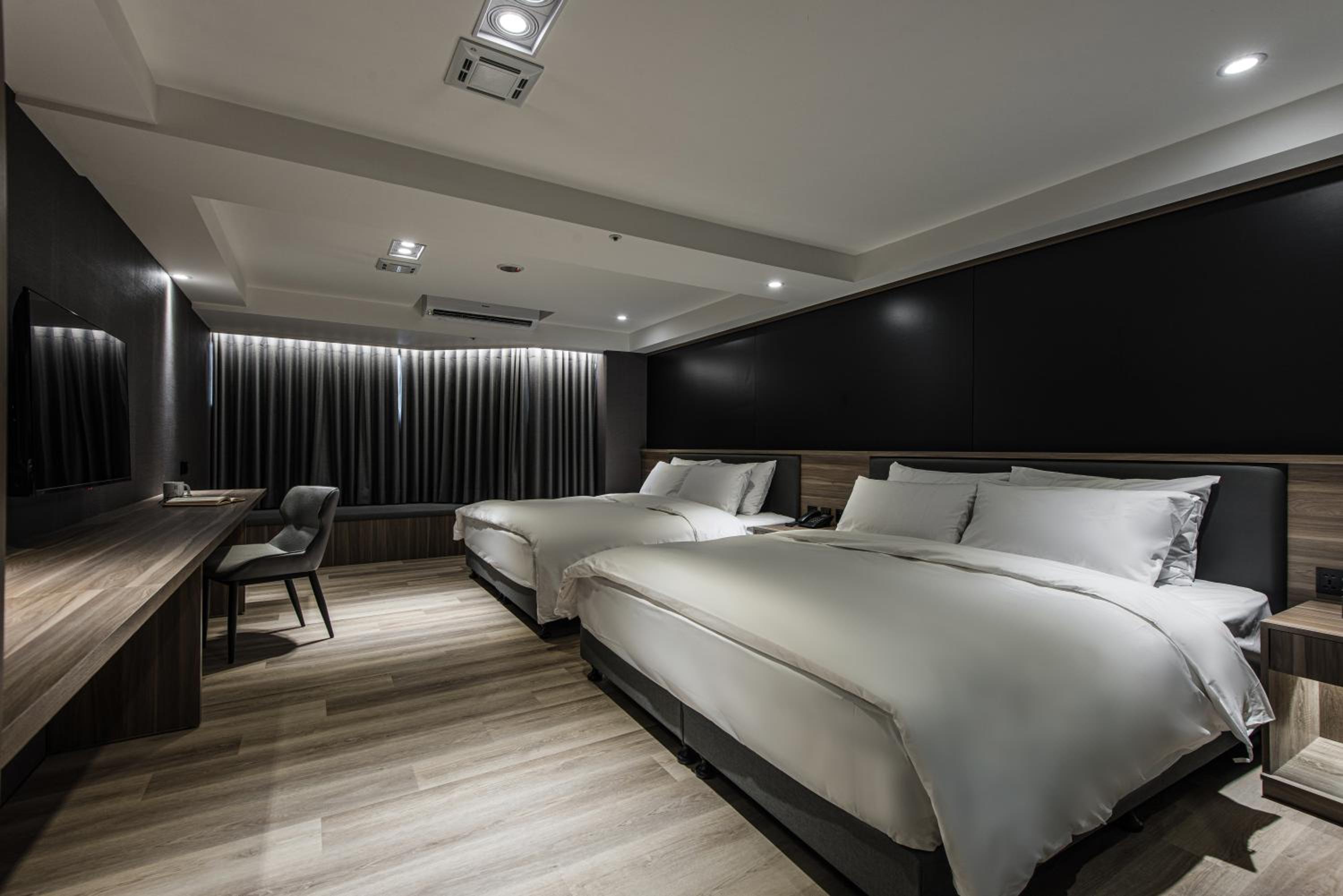 Deluxe Quadruple Room - Photo 3