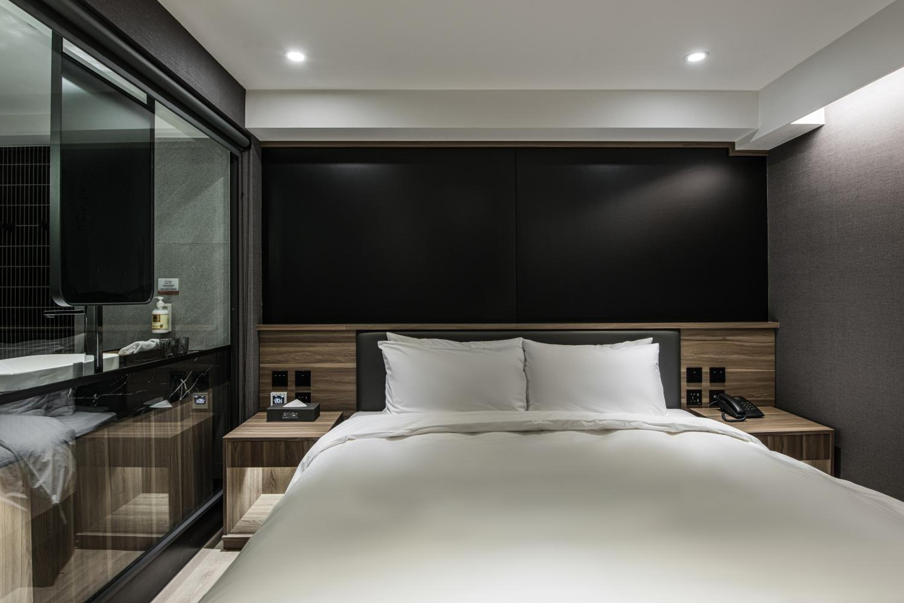 Queen Room - Photo 24