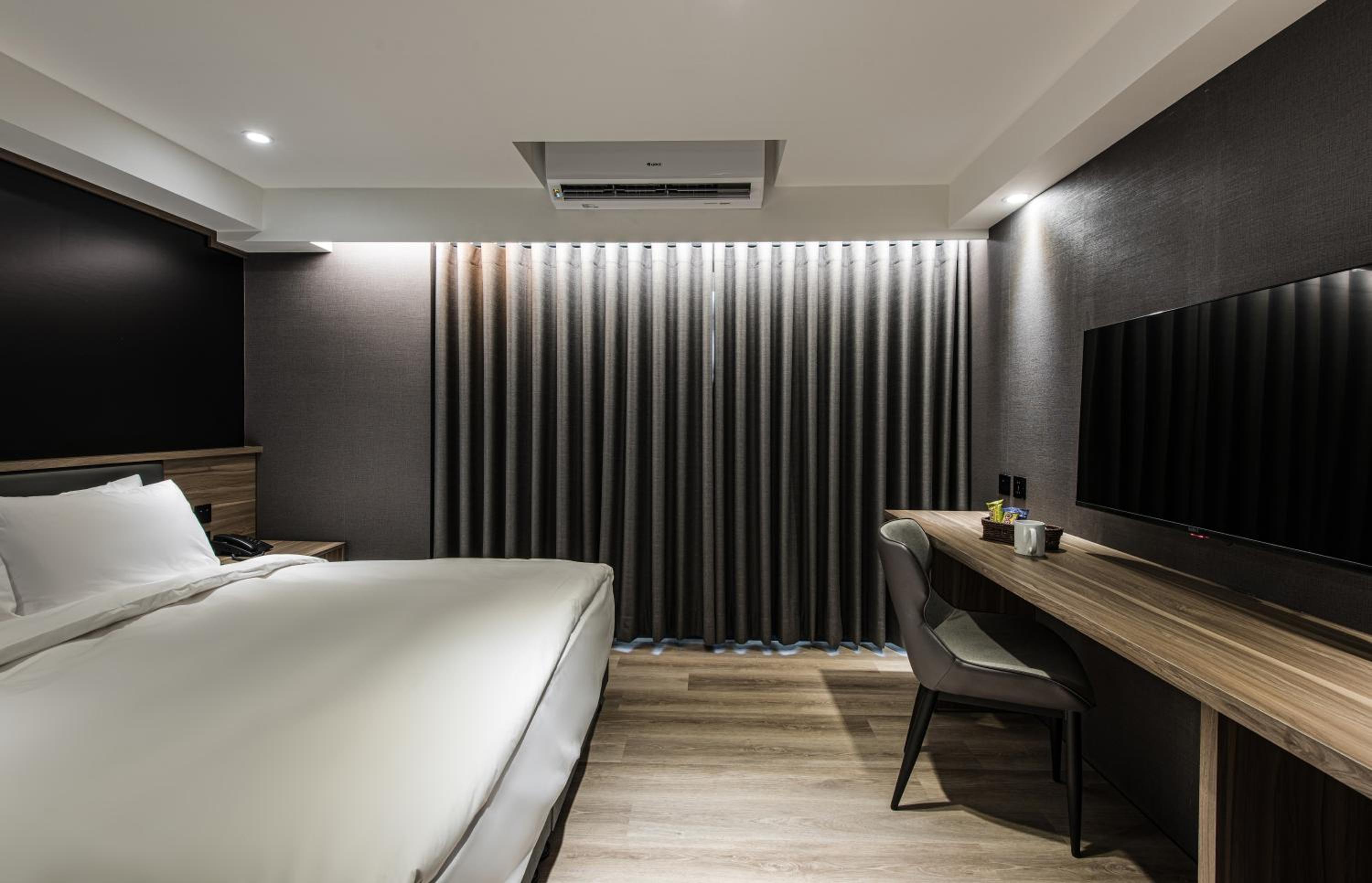 Queen Room - Photo 15