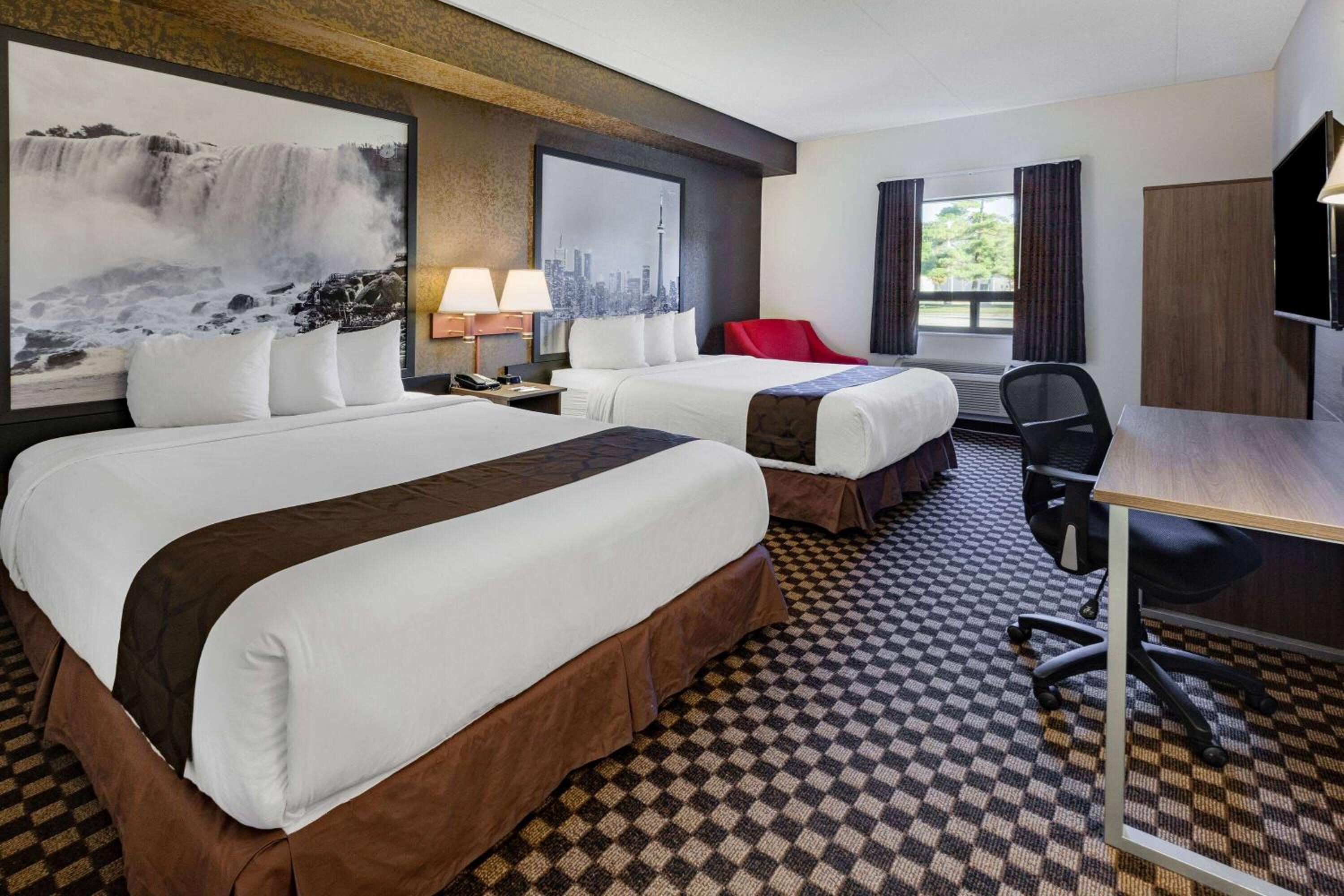 Queen Room with Two Queen Beds - Non-Smoking - Photo 3