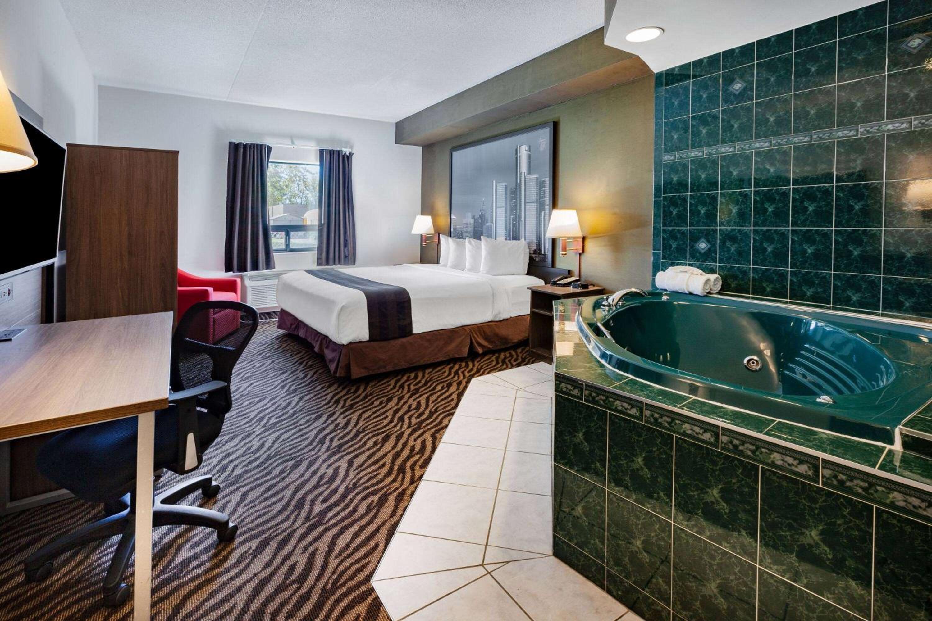 King Suite with Spa Bath- Non-Smoking - Photo 4