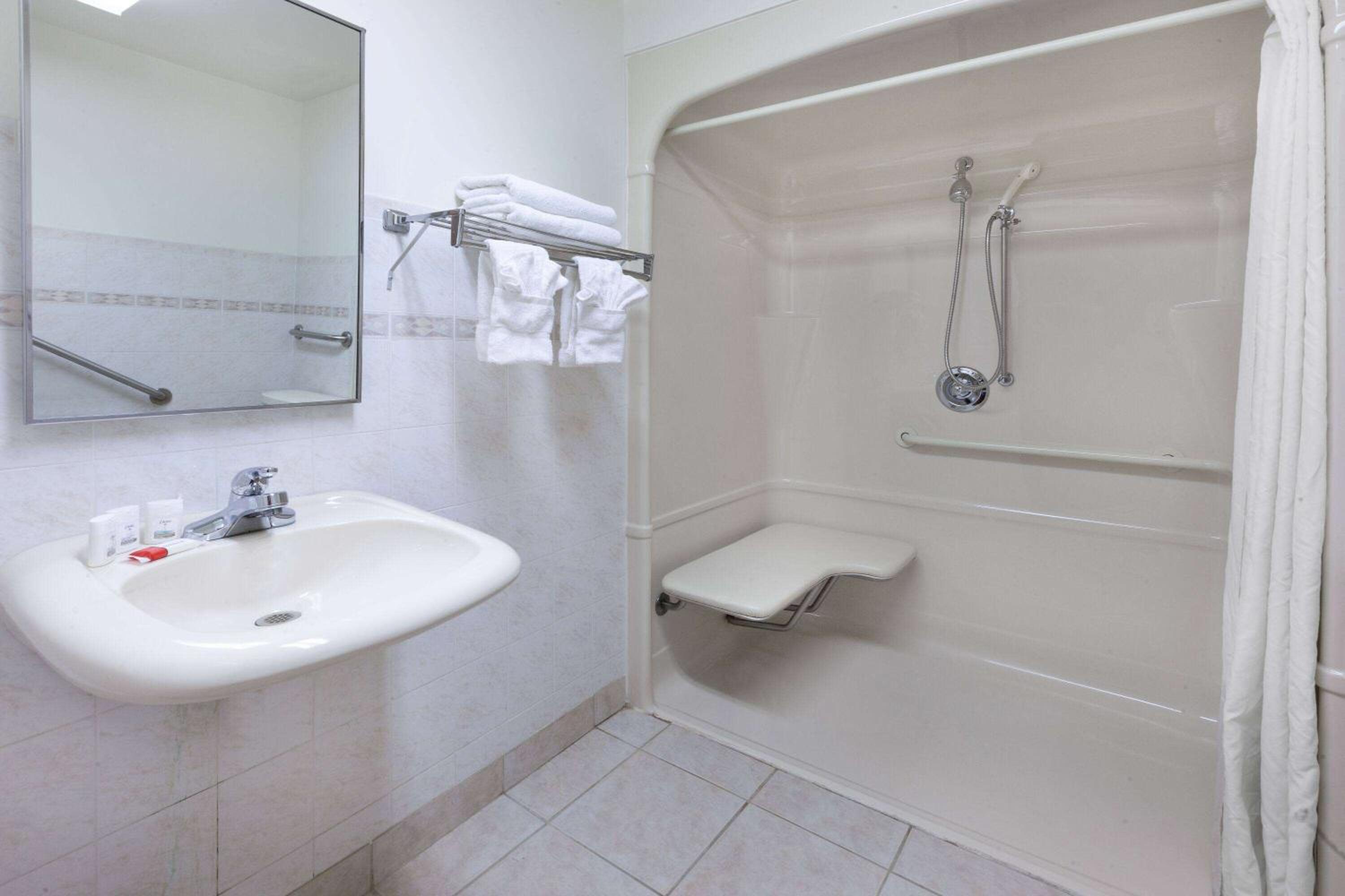 King Room - Disability Access - Non-Smoking - Photo 6