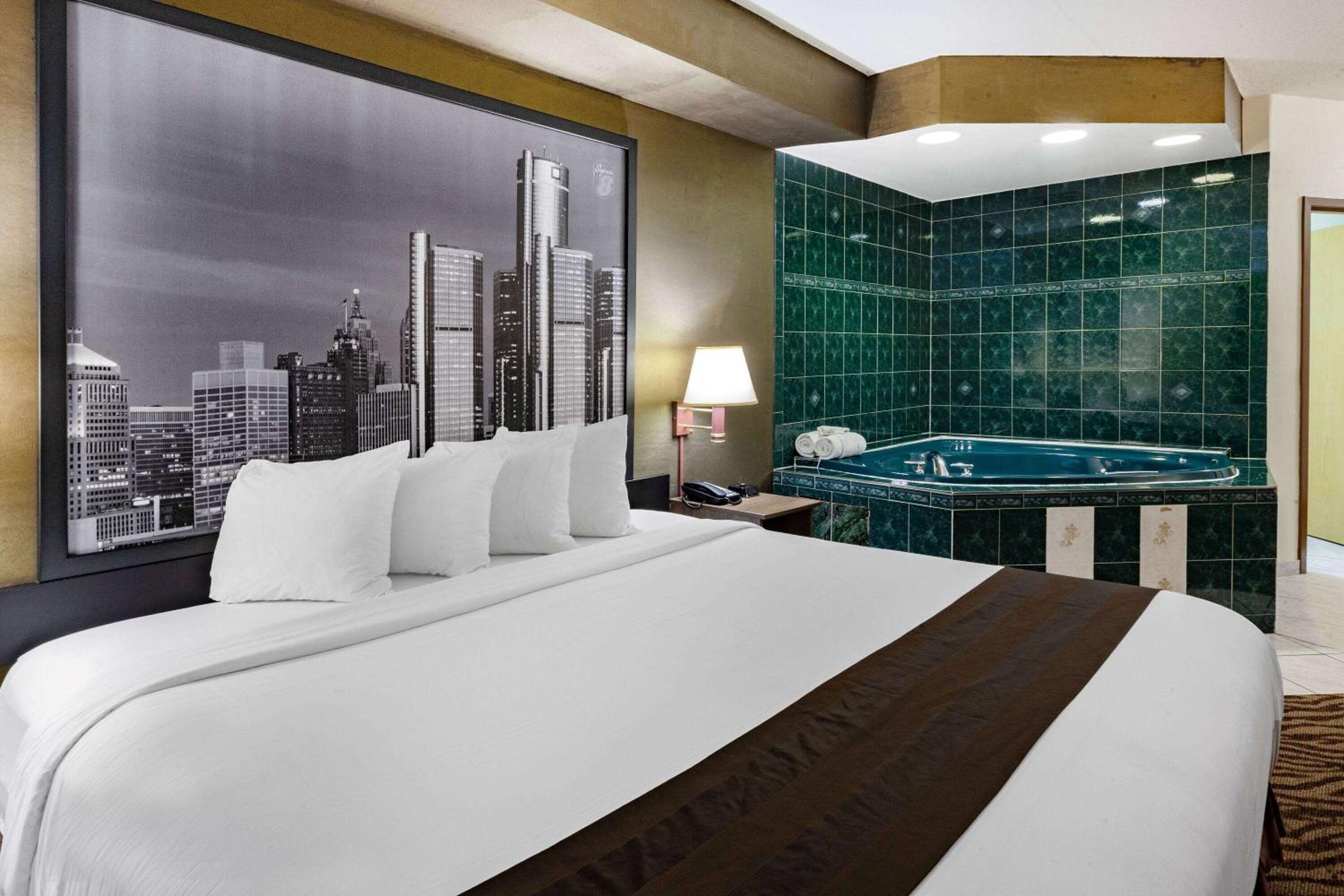 King Suite with Spa Bath- Non-Smoking - Photo 5