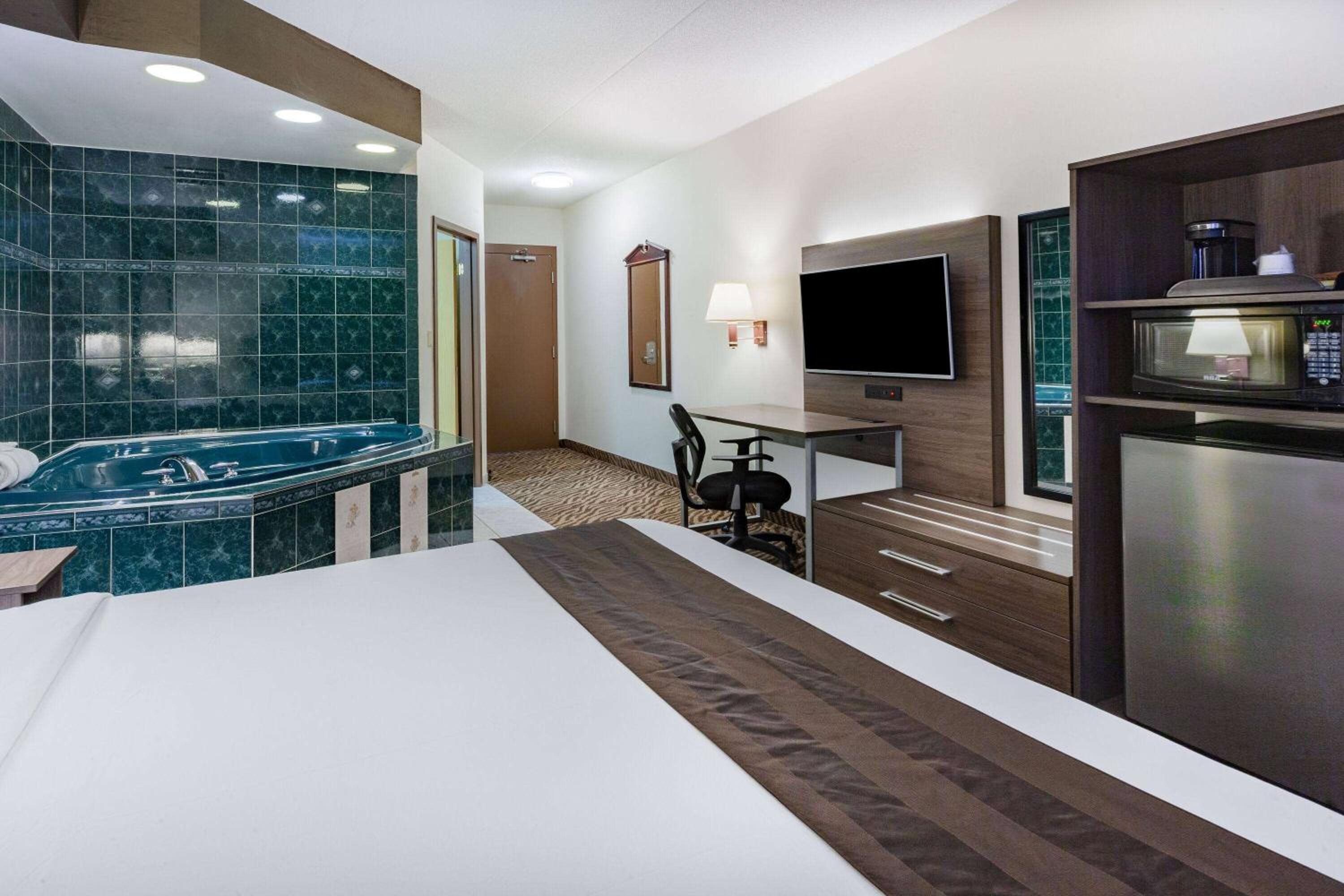 King Suite with Spa Bath- Non-Smoking - Photo 6