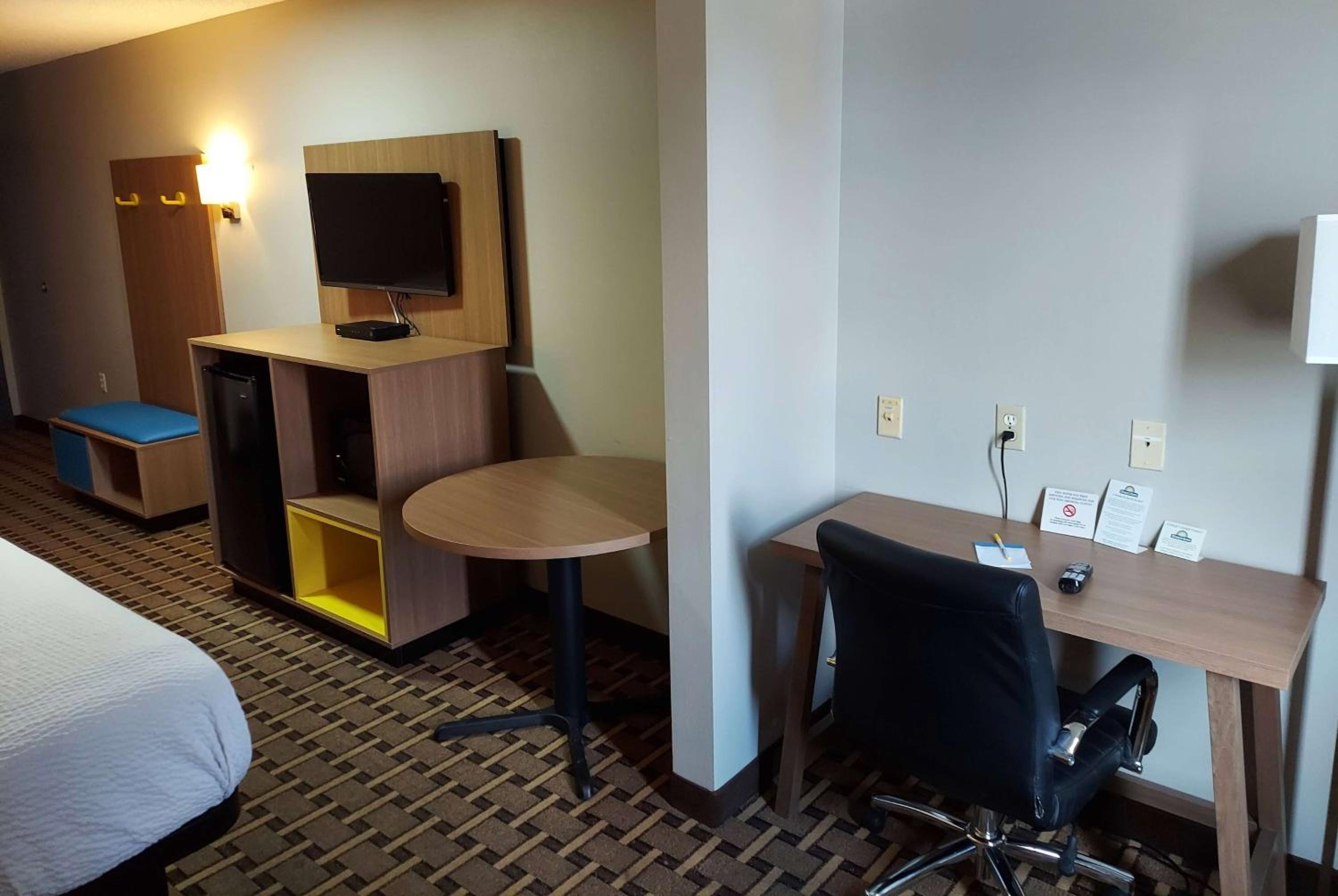 Deluxe King Suite with Spa Bath - Non-Smoking