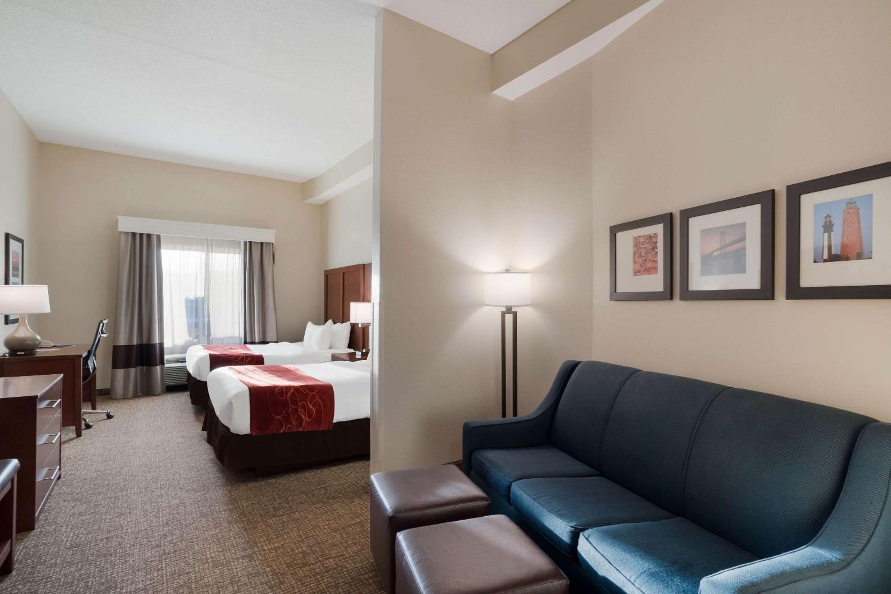 Queen Suite with Two Queen Beds - Non-Smoking - Photo 3