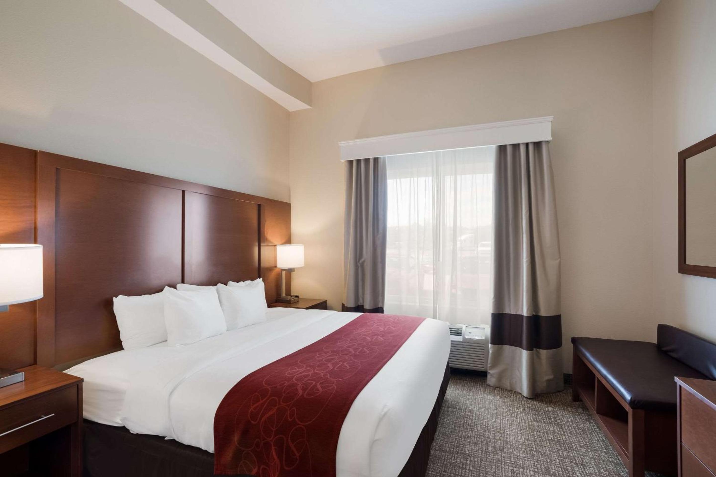 King Suite - Non-Smoking - Photo 2