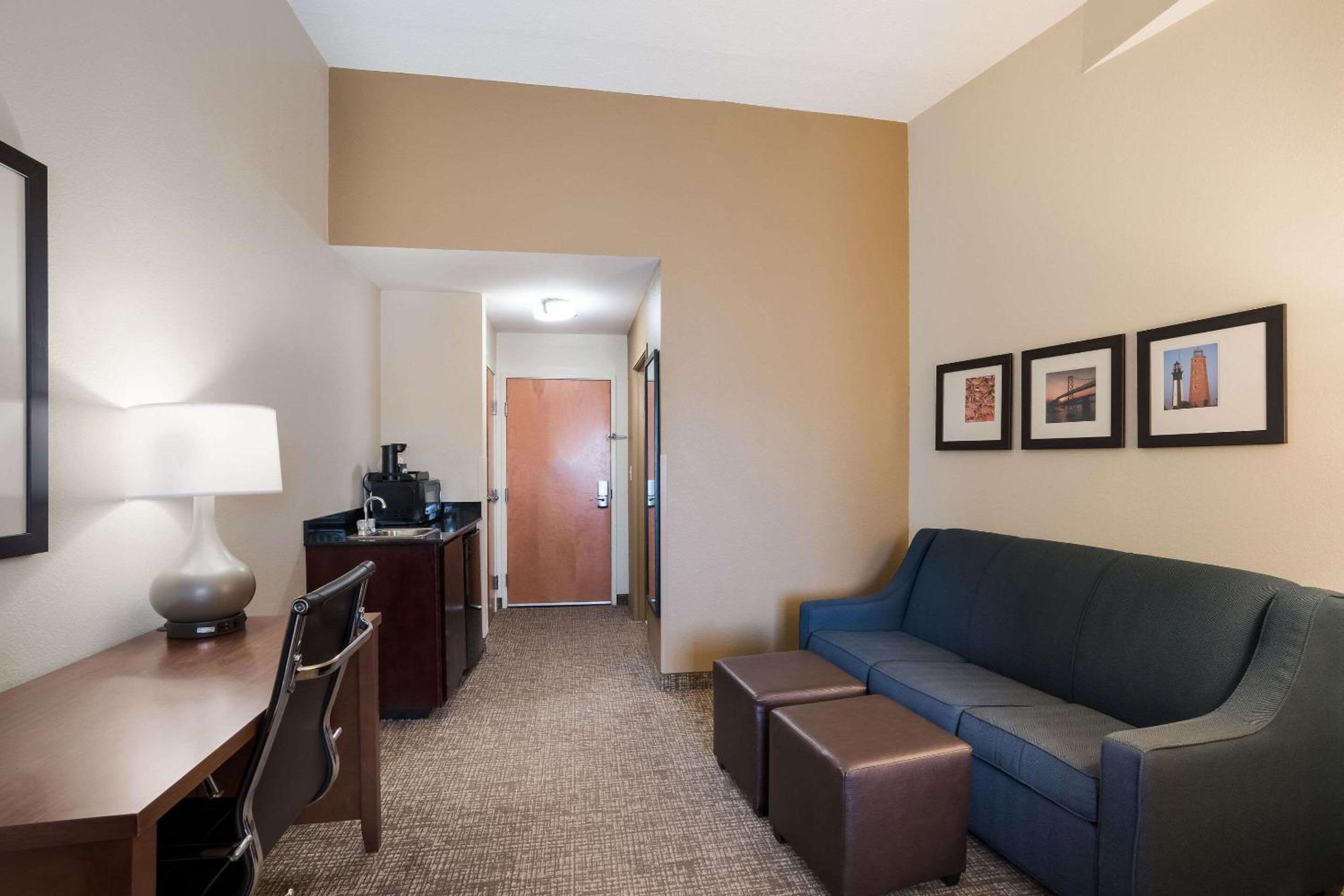 King Suite - Non-Smoking - Photo 3