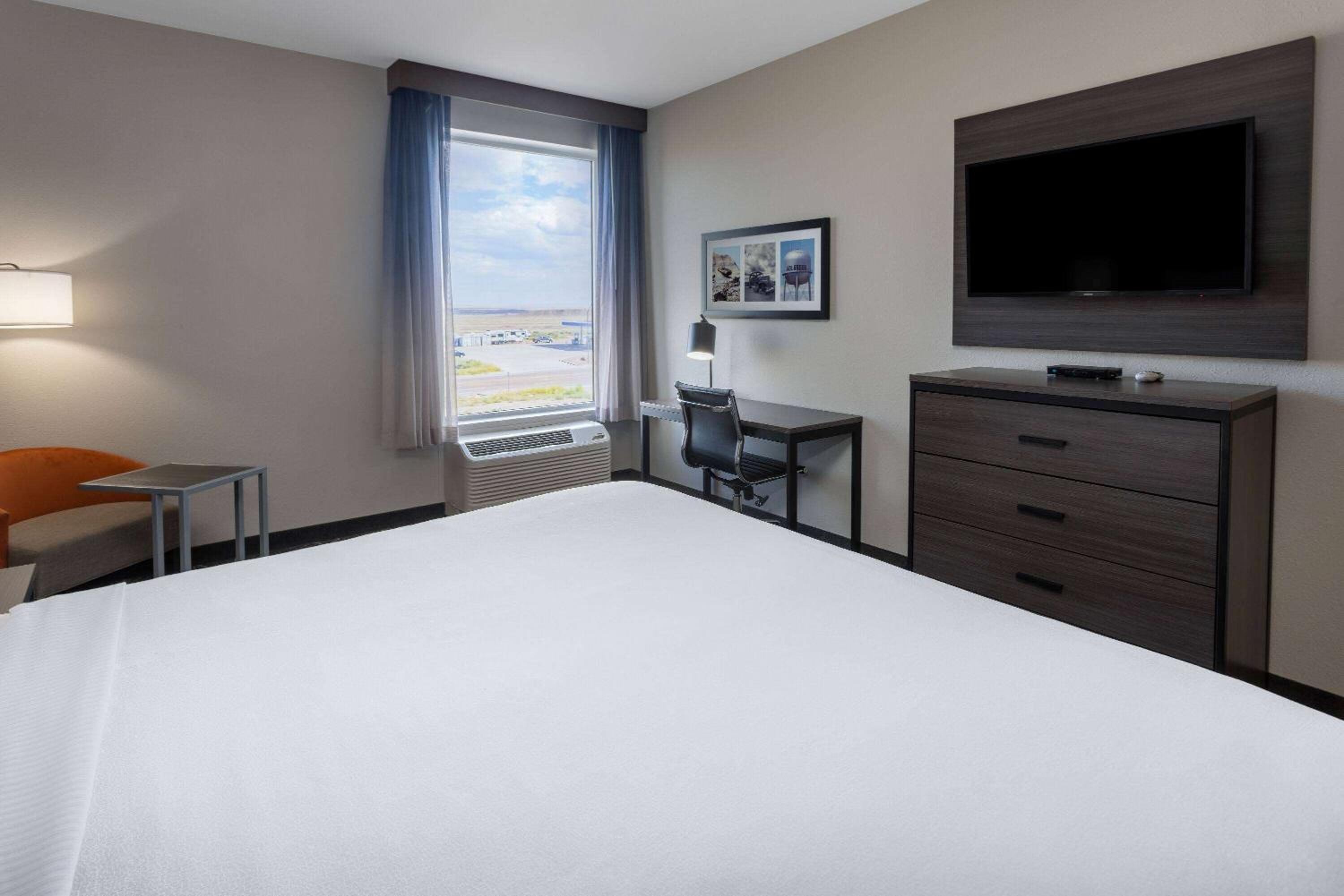 King Room - Non-Smoking - Photo 5