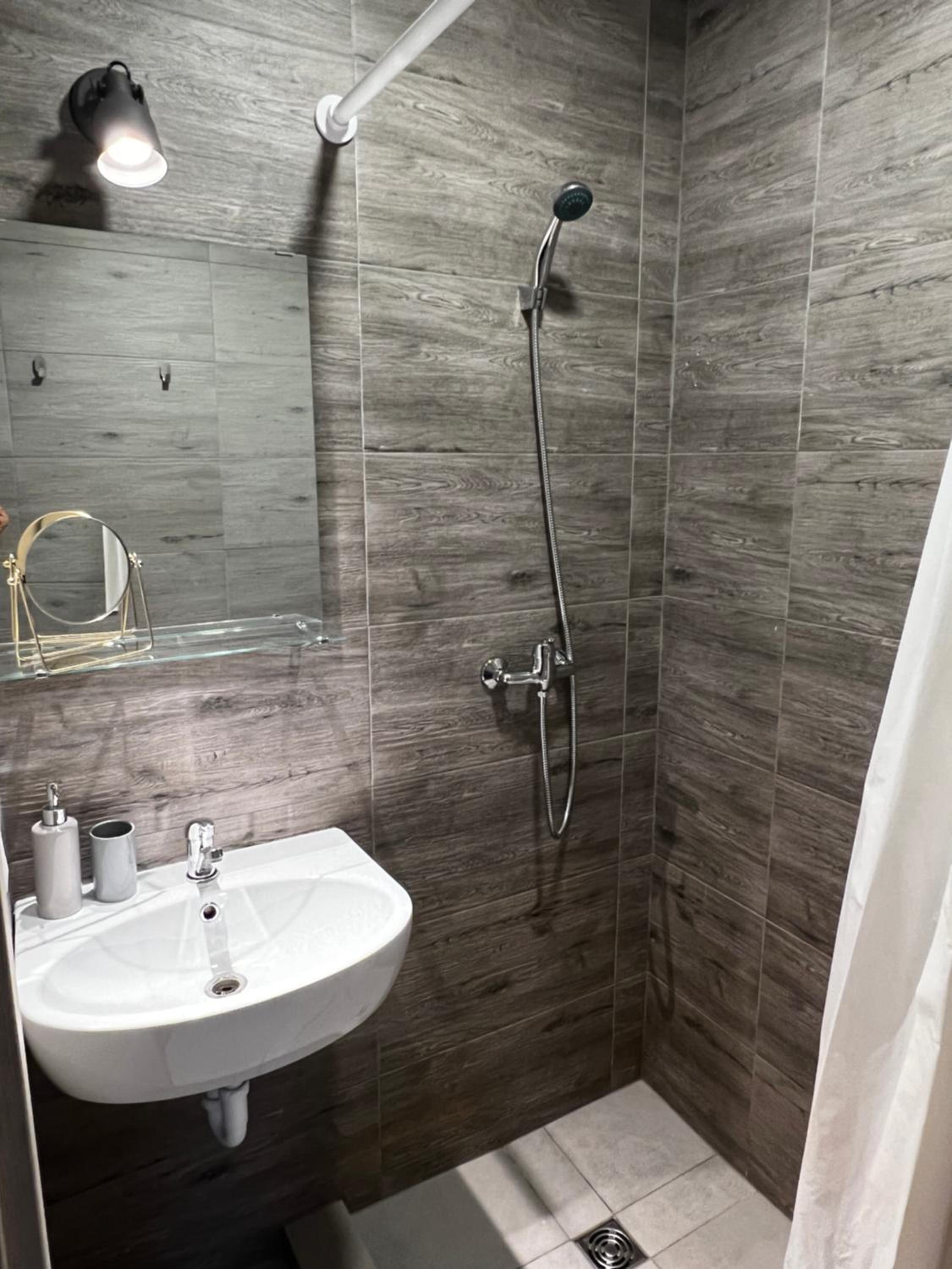 Double Room with Private Bathroom - Photo 13
