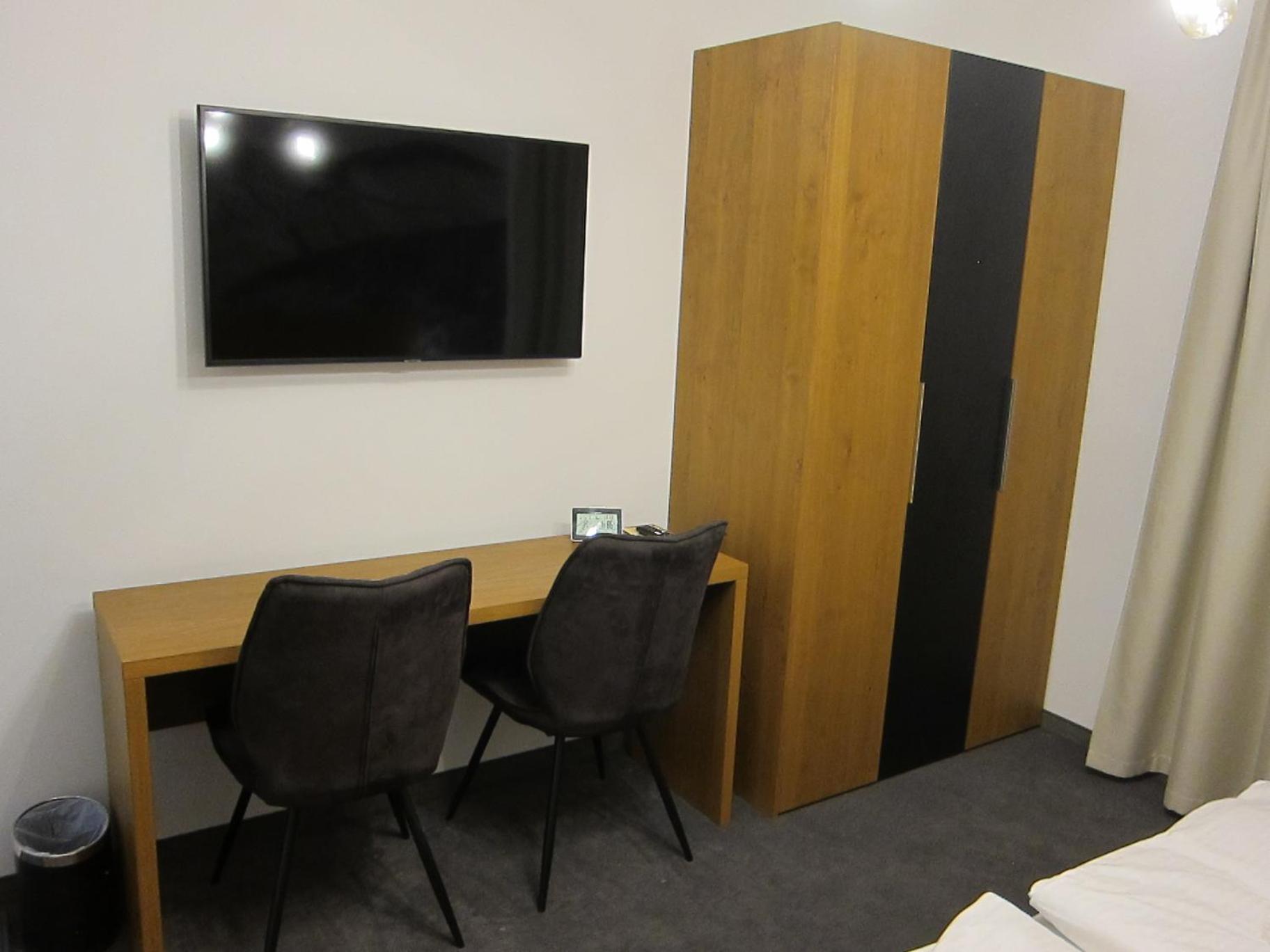 Deluxe Double Room (2 Adults + 1 Child) - Photo 9