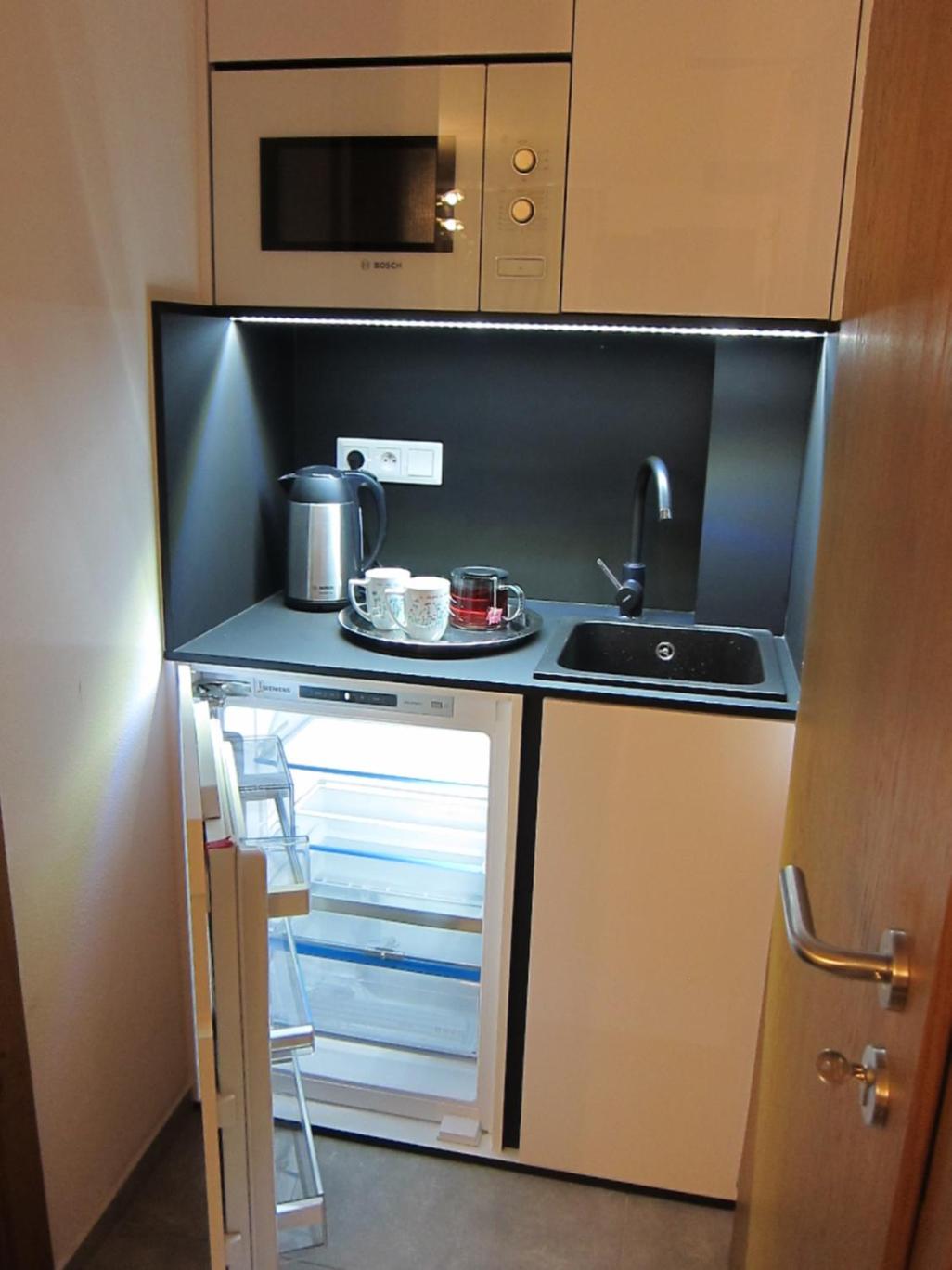 Deluxe Double Room (2 Adults + 1 Child) - Photo 10