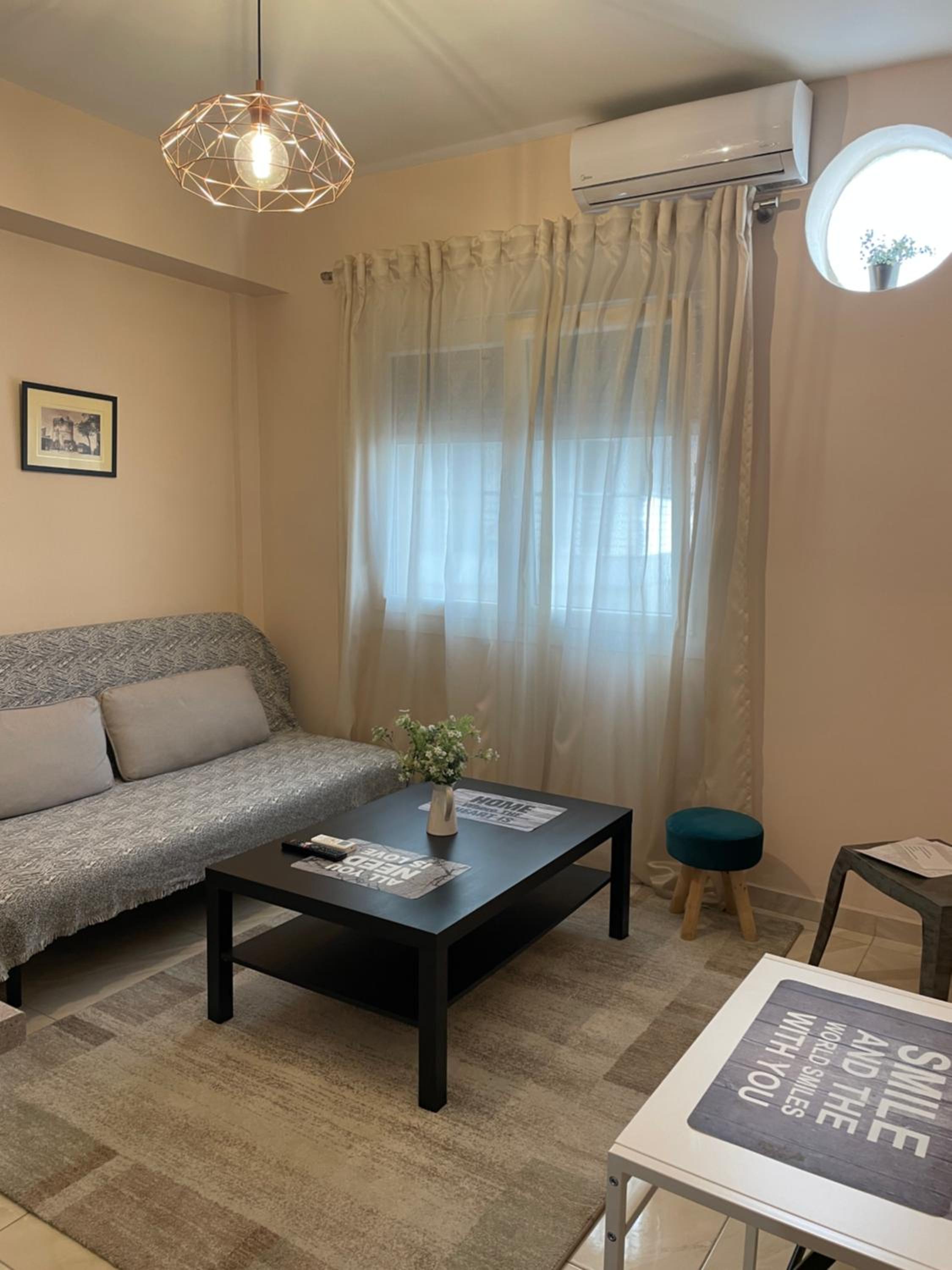 One-Bedroom Apartment - Photo 2